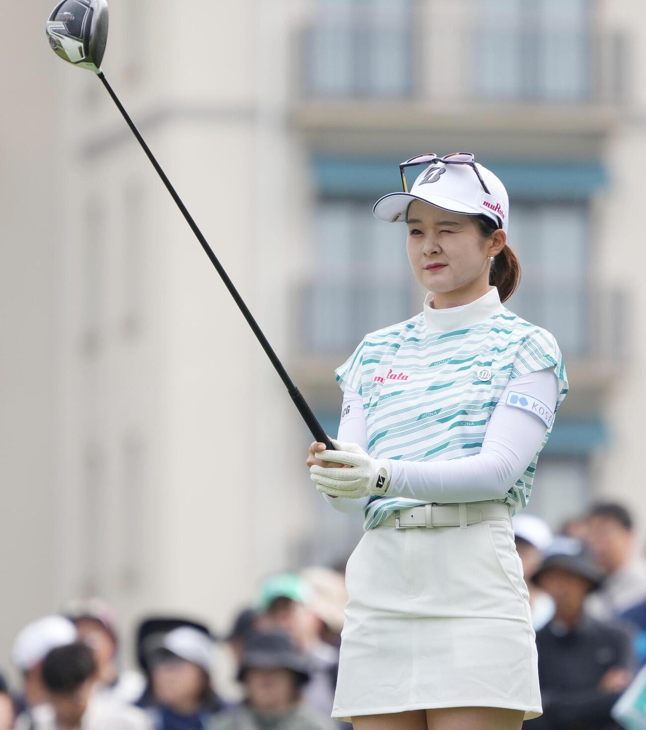 リゾートトラストレディス第1日　1番、ティーショットの狙いを定める川崎春花（撮影・小沢裕）