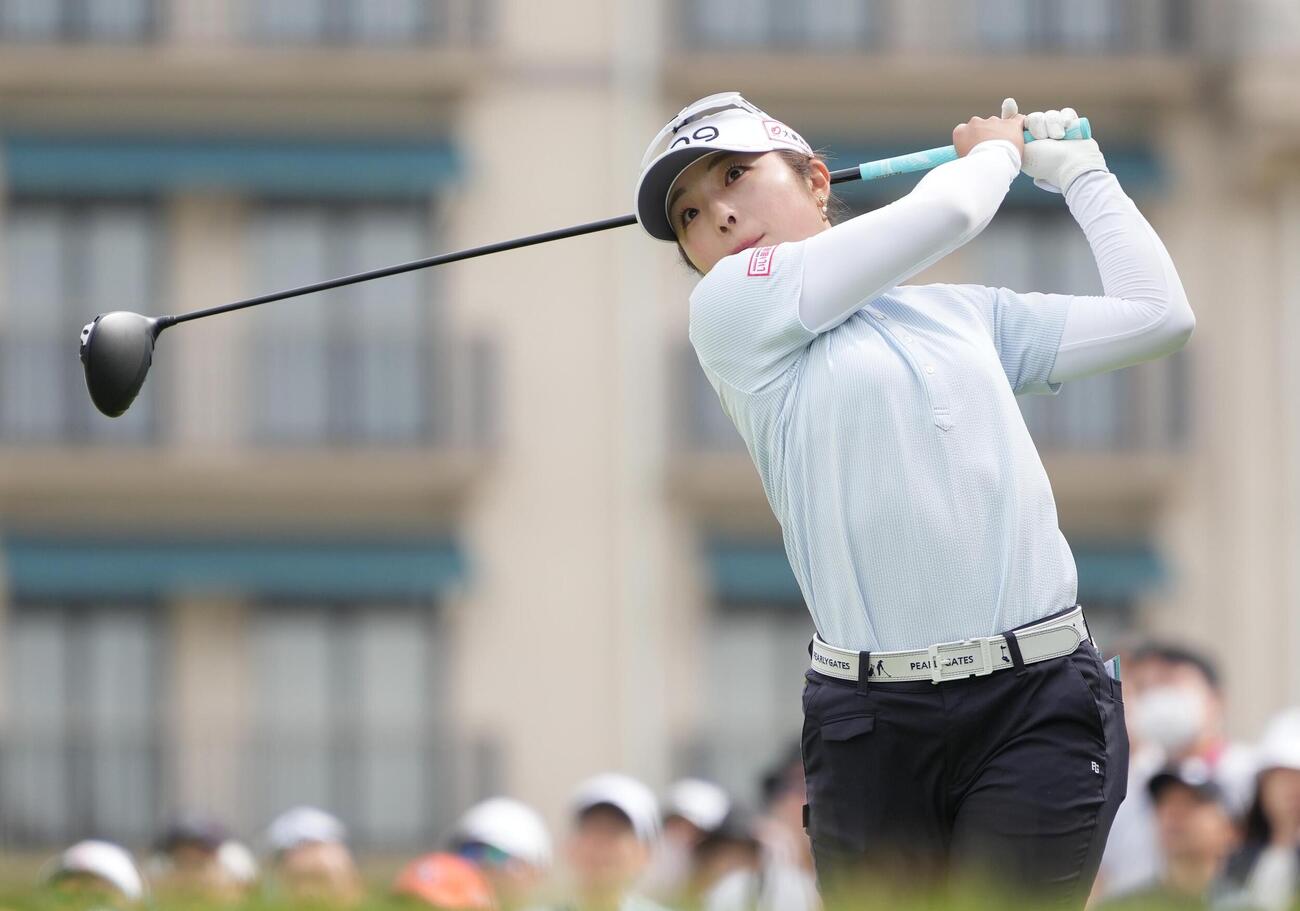 リゾートトラストレディス第1日　1番、ティーショットを放つ佐久間朱莉（撮影・小沢裕）