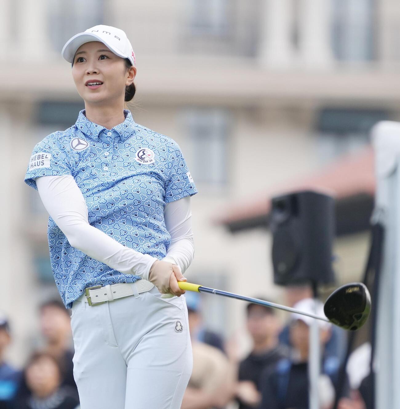 リゾートトラストレディス第1日　1番、ティーショットの打球を見つめる金沢志奈（撮影・小沢裕）