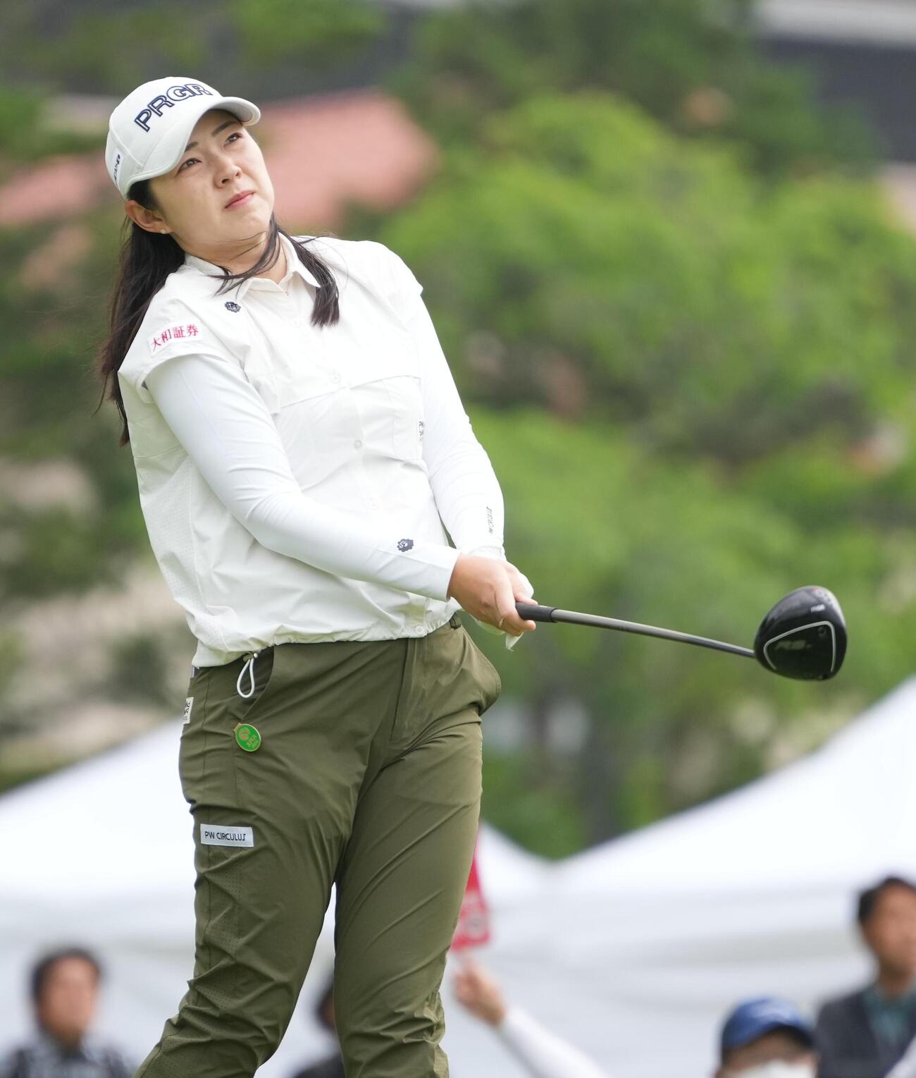 リゾートトラストレディス第1日　10番、ティーショットの打球を見つめる辻梨恵（撮影・小沢裕）