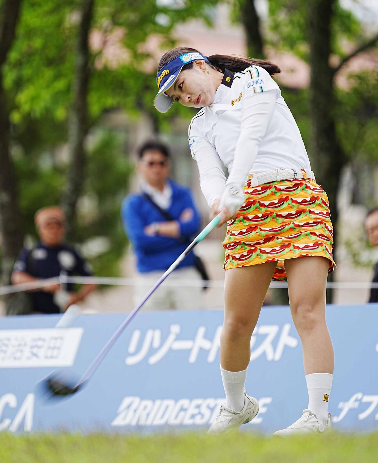 リゾートトラストレディース第2日　1番、ティーショットを放つ前多愛（撮影・小沢裕）＝2026年5月29日
