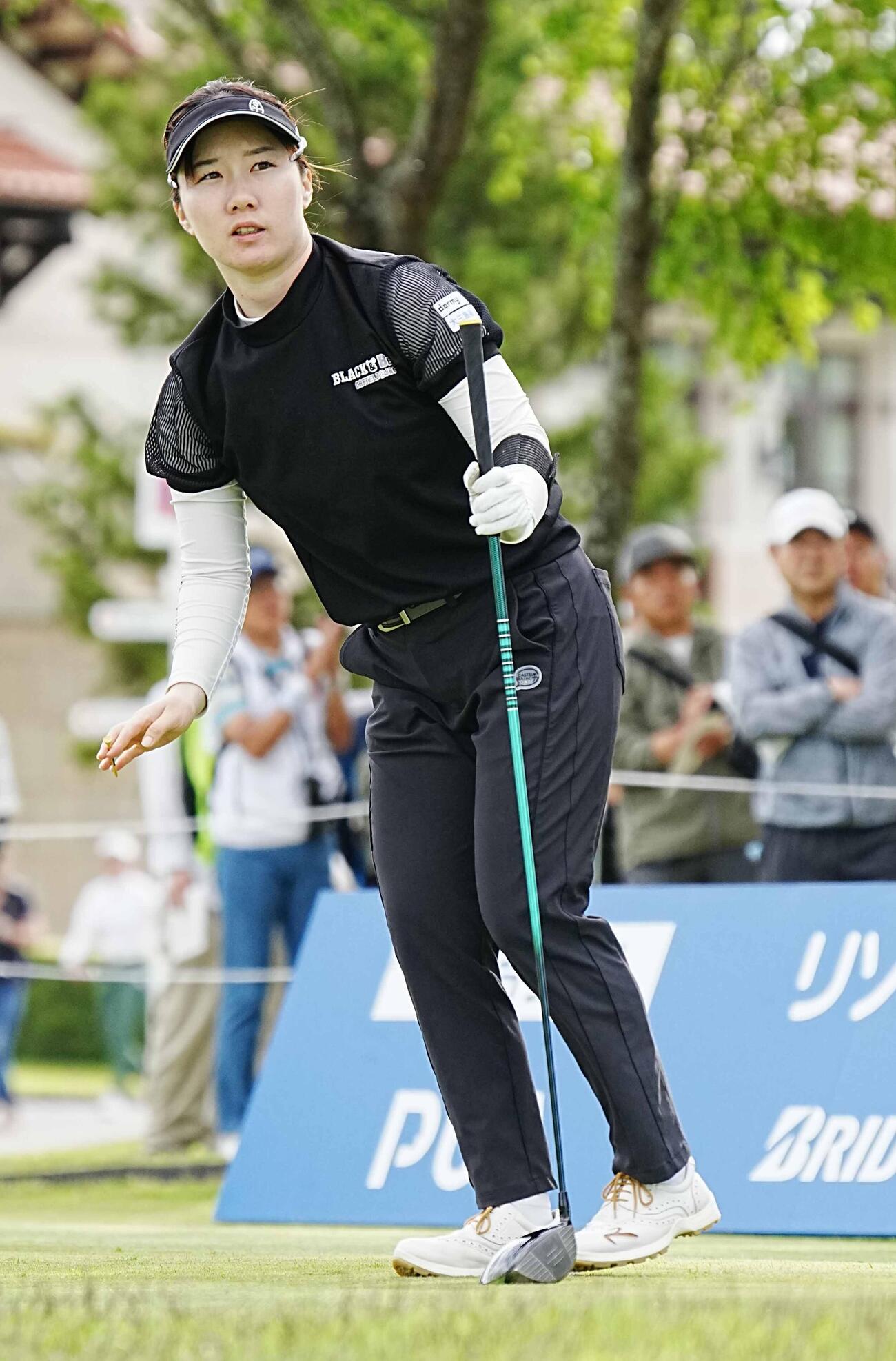 リゾートトラストレディース第2日　1番、ティーショットの打球を見つめる石川明日香（撮影・小沢裕）＝2026年5月29日