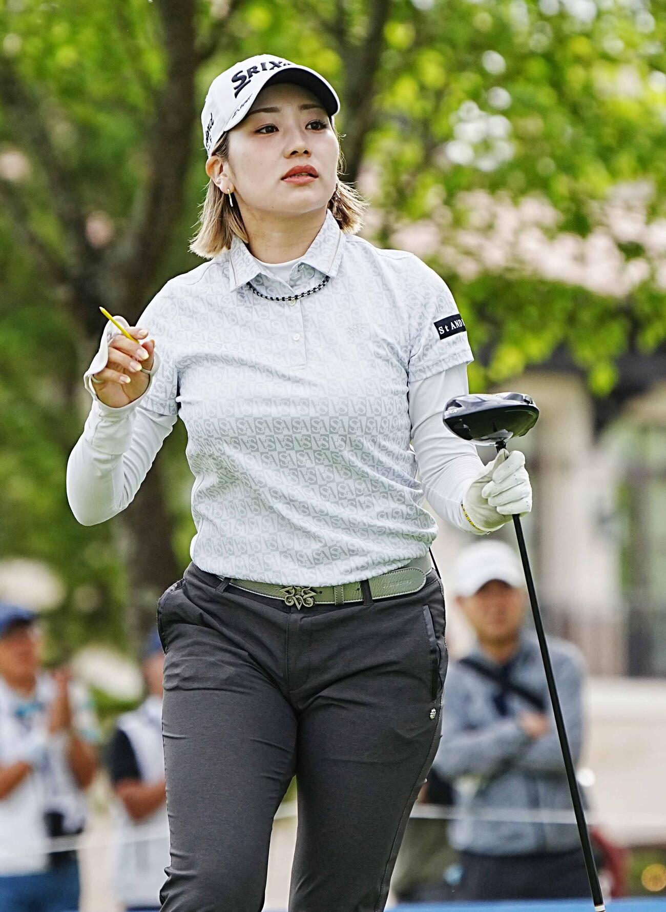 リゾートトラストレディース第2日　1番、ティーショットの打球を見つめる安田彩乃（撮影・小沢裕）＝2026年5月29日