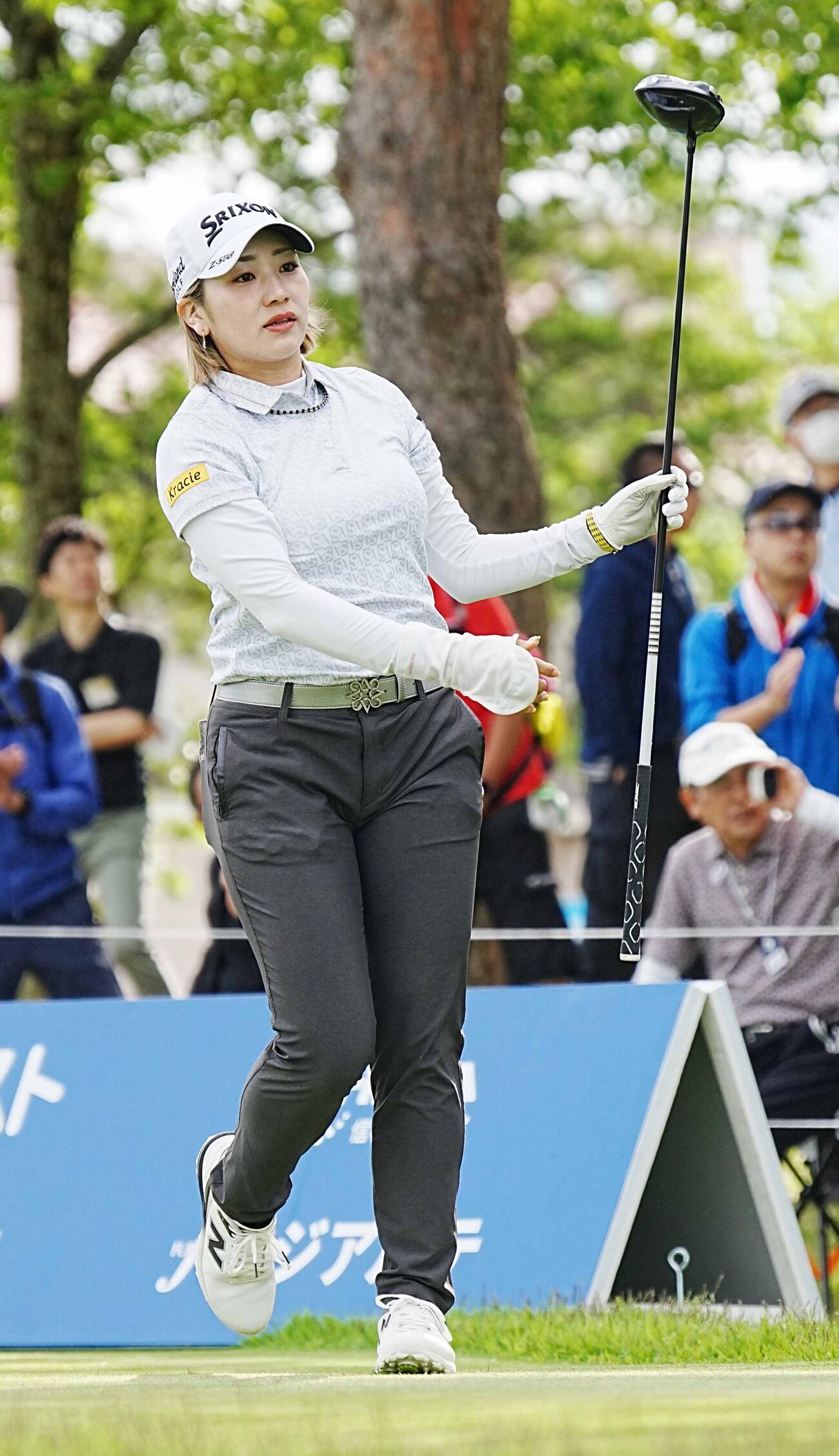 リゾートトラストレディース第2日　1番、ティーショットの打球を見つめる安田彩乃（撮影・小沢裕）＝2026年5月29日
