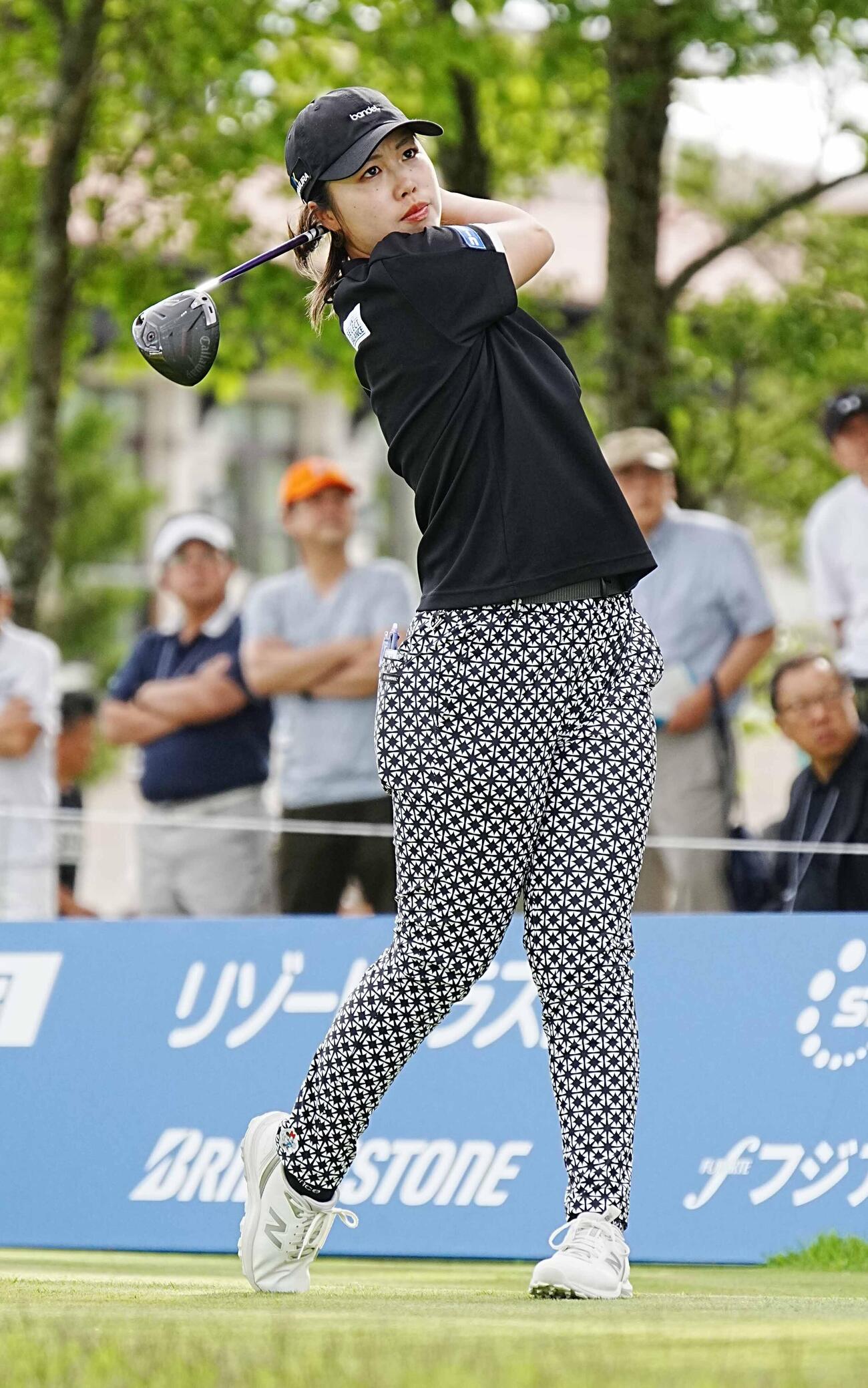 リゾートトラストレディース第2日　1番、ティーショットを放つ上野菜々子（撮影・小沢裕）＝2026年5月29日