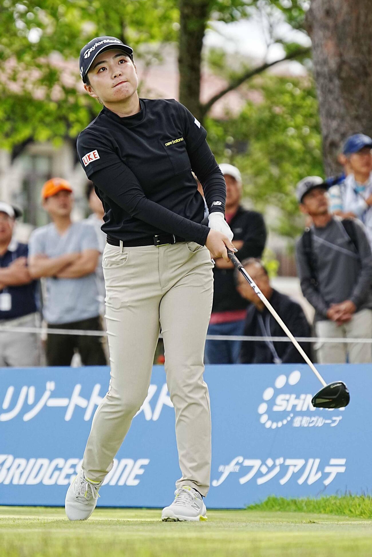 リゾートトラストレディース第2日　1番、ティーショットの打球を見つめる山内日菜子（撮影・小沢裕）＝2026年5月29日