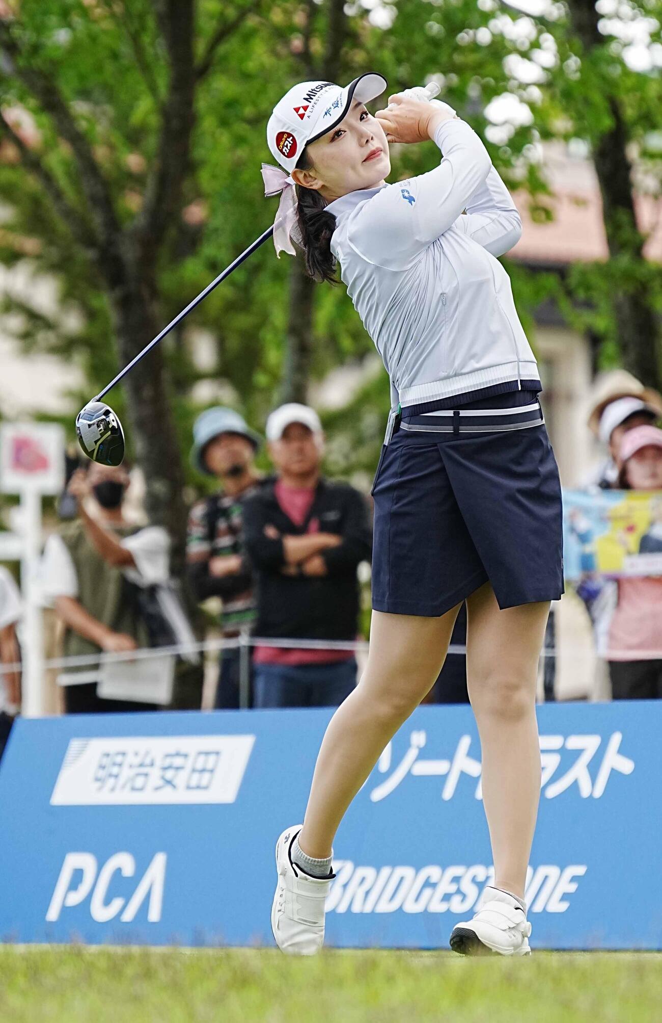 リゾートトラストレディース第2日　1番、ティーショットを放つセキ・ユウティン（撮影・小沢裕）＝2026年5月29日