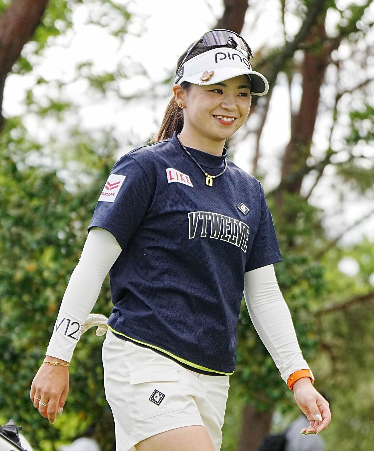 リゾートトラストレディース第2日　1番、ティーショットを終え笑顔で移動する藤田かれん（撮影・小沢裕）＝2026年5月29日