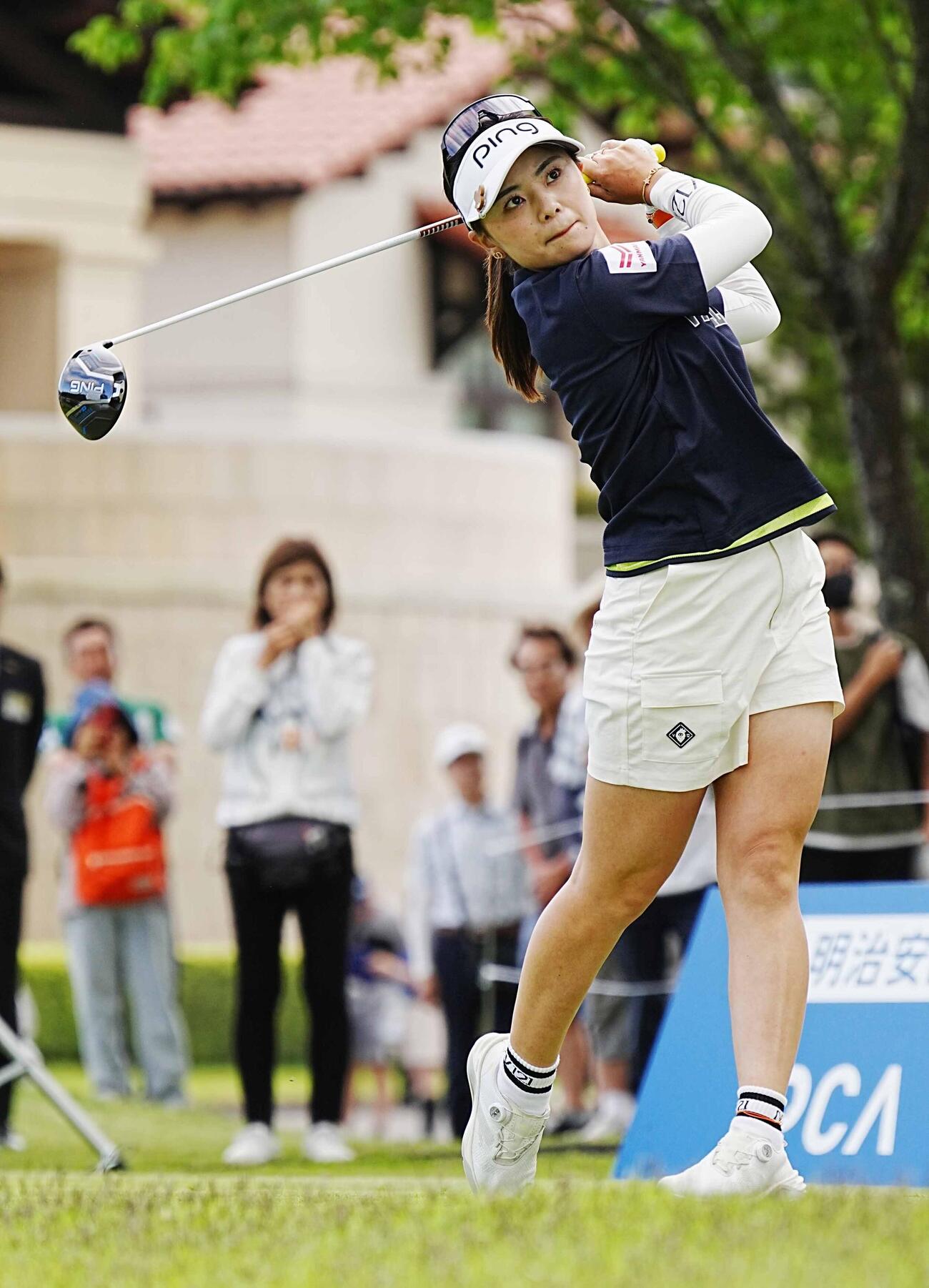 リゾートトラストレディース第2日　1番、ティーショットを放つ藤田かれん（撮影・小沢裕）＝2026年5月29日