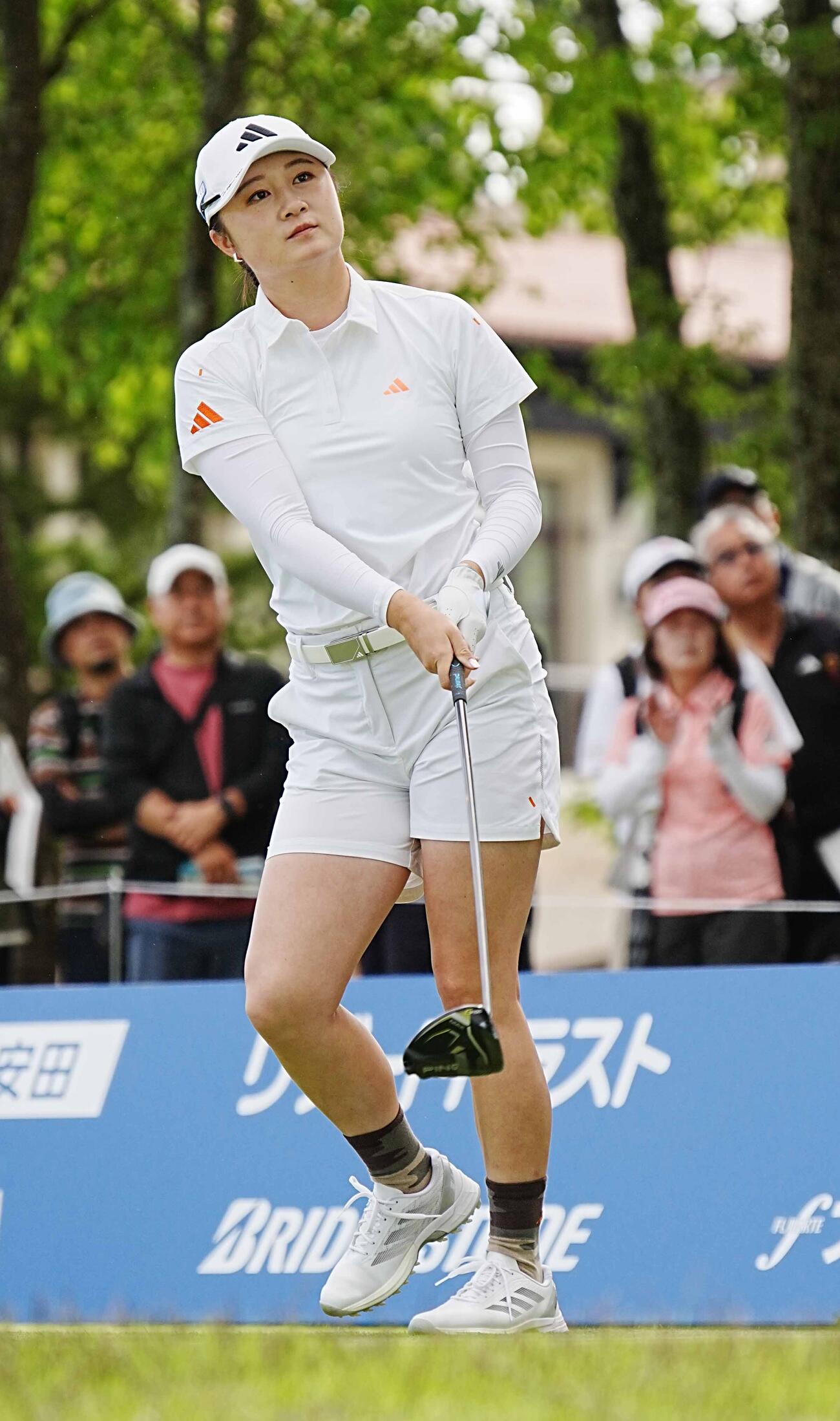 リゾートトラストレディース第2日　1番、ティーショットの打球を見つめる森田遥（撮影・小沢裕）＝2026年5月29日