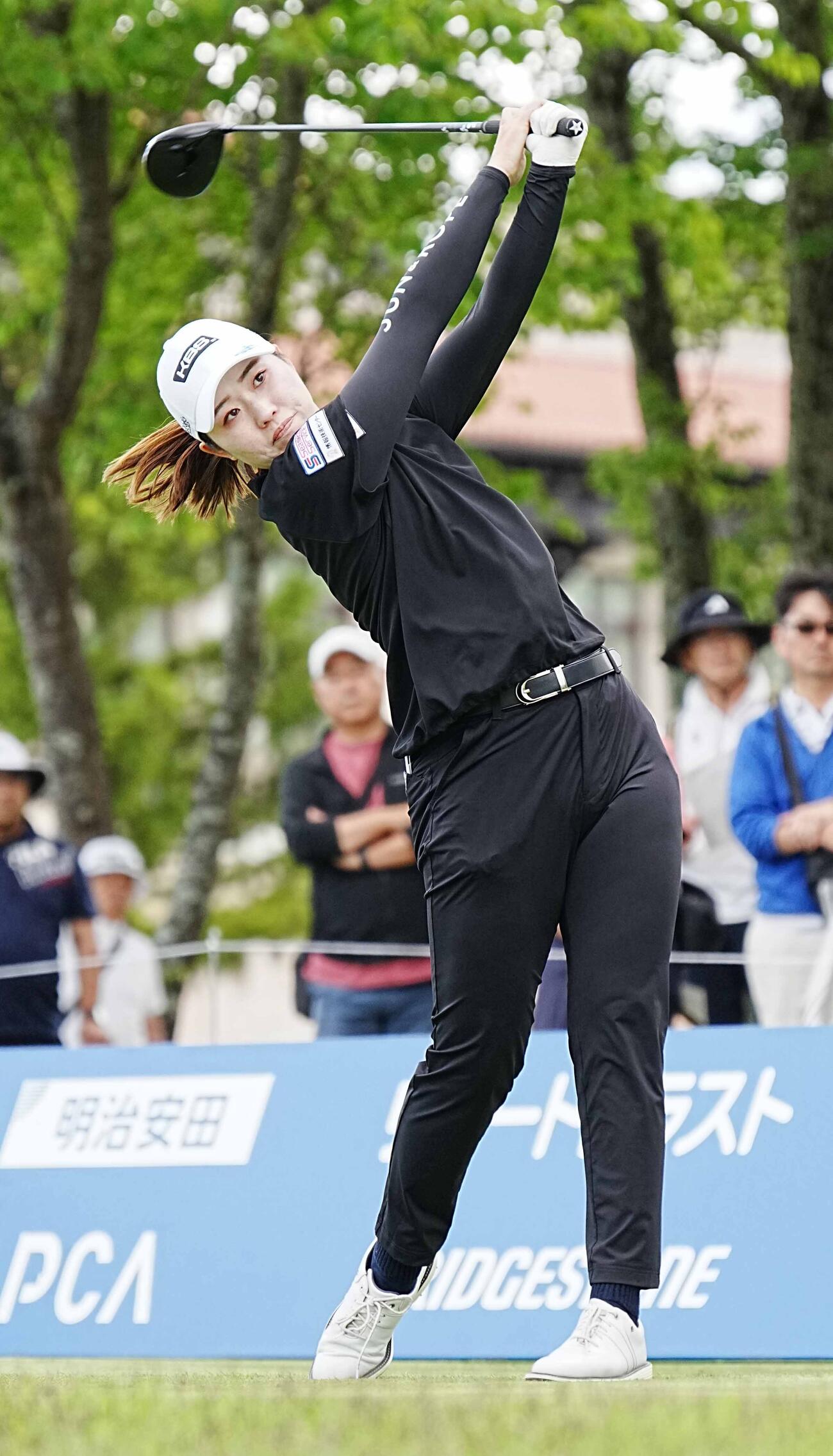 リゾートトラストレディース第2日　1番、ティーショットを放つ植竹希望（撮影・小沢裕）＝2026年5月29日