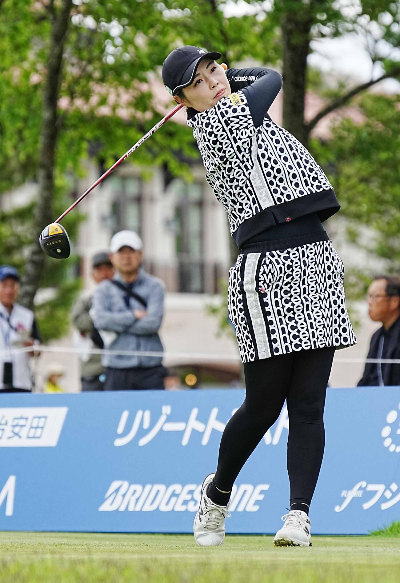 リゾートトラストレディース第2日　1番、ティーショットを放つ高橋恵（撮影・小沢裕）＝2026年5月29日