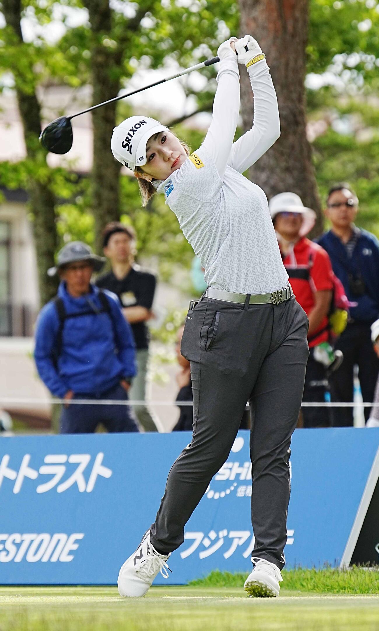 リゾートトラストレディース第2日　1番、ティーショットを放つ安田彩乃（撮影・小沢裕）＝2026年5月29日