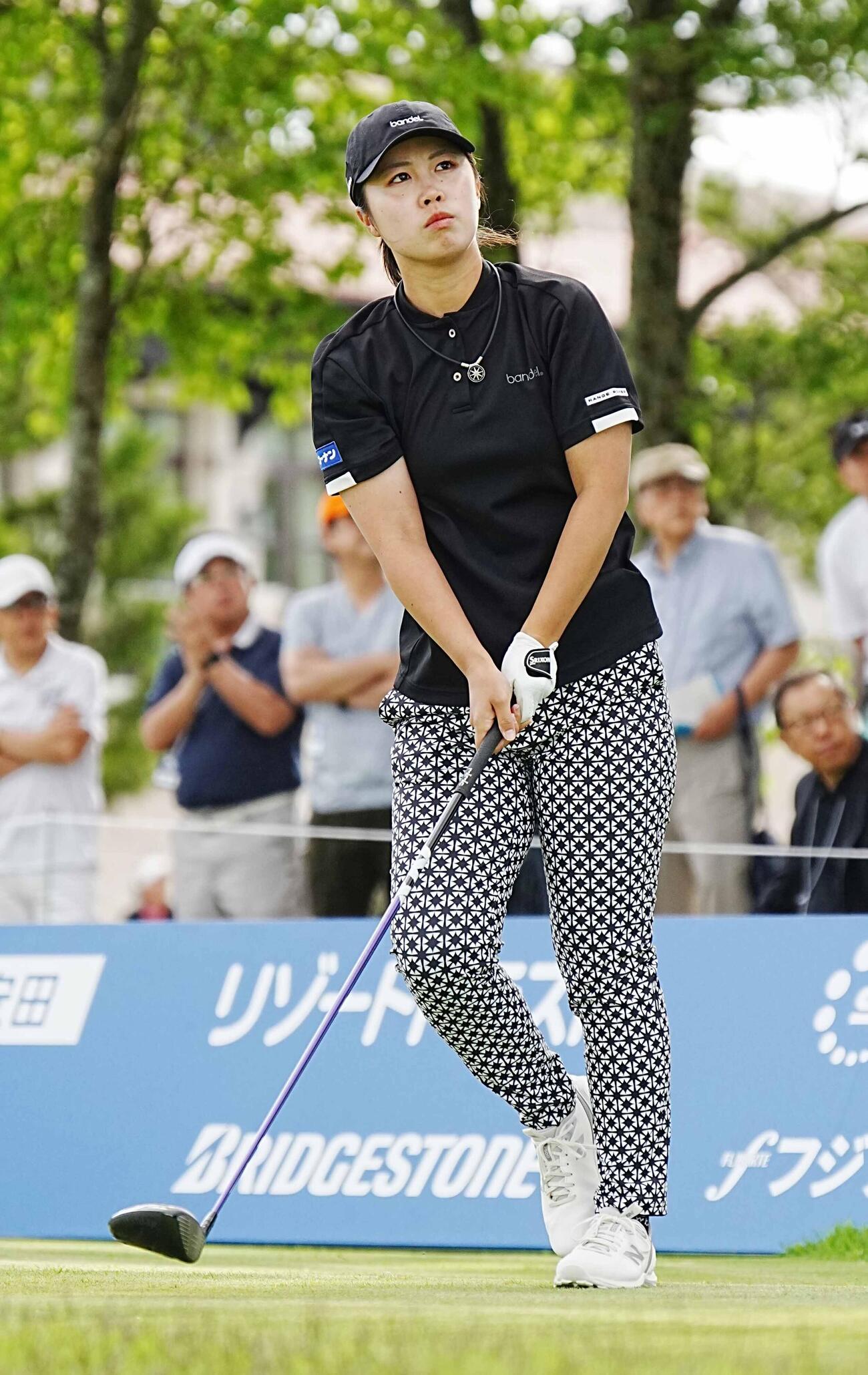 リゾートトラストレディース第2日　1番、ティーショットの打球を見つめる上野菜々子（撮影・小沢裕）＝2026年5月29日