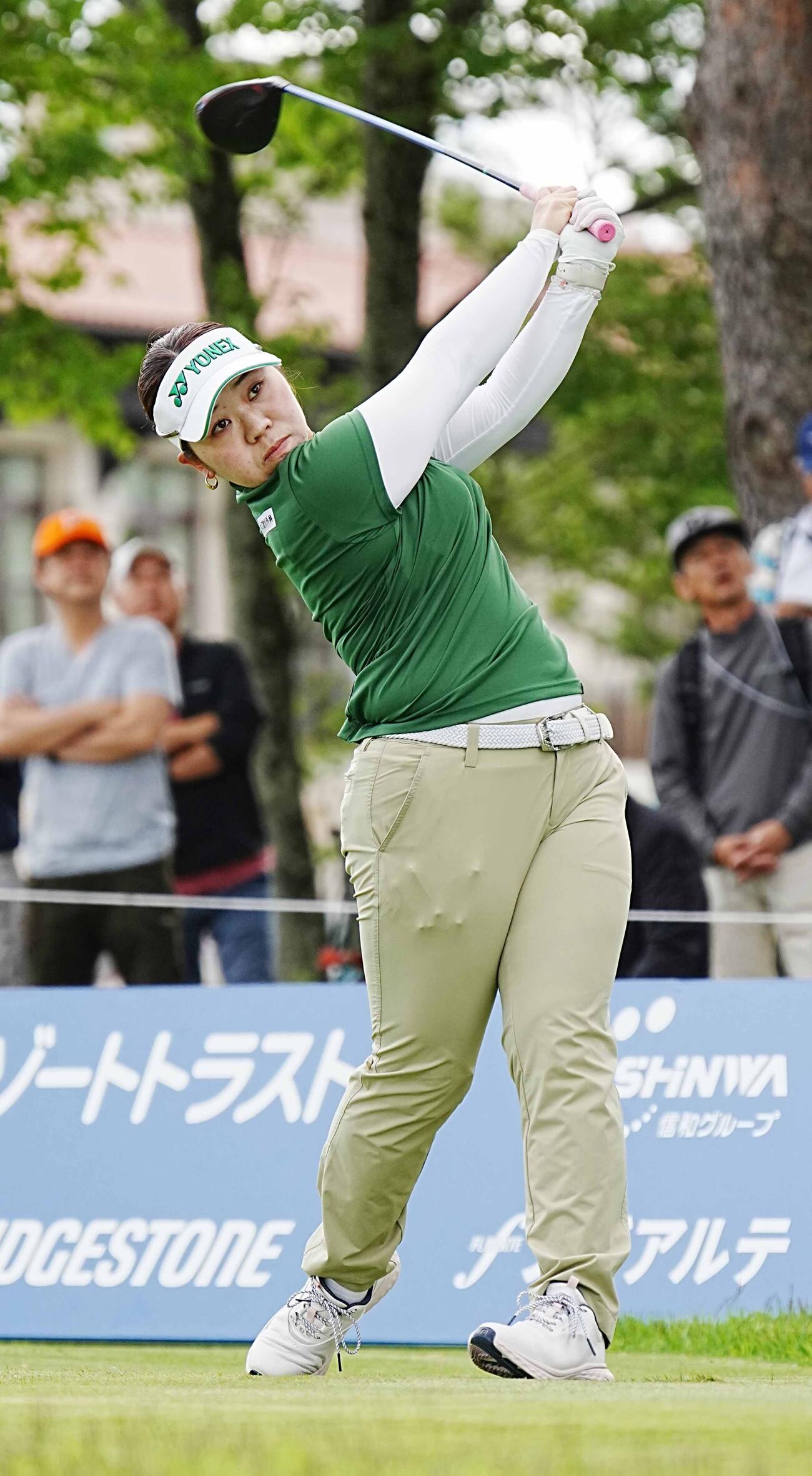 リゾートトラストレディース第2日　1番、ティーショットを放つ池ヶ谷瑠菜（撮影・小沢裕）＝2026年5月29日