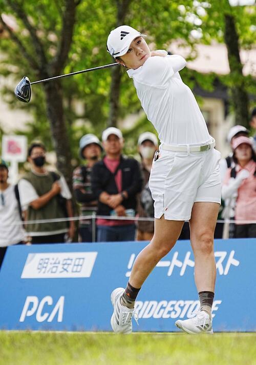 リゾートトラストレディース第2日　1番、ティーショットを放つ森田遥（撮影・小沢裕）＝2026年5月29日