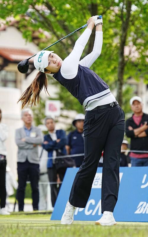 リゾートトラストレディース第2日　1番、ティーショットを放つジ・ユアイ（撮影・小沢裕）＝2026年5月29日