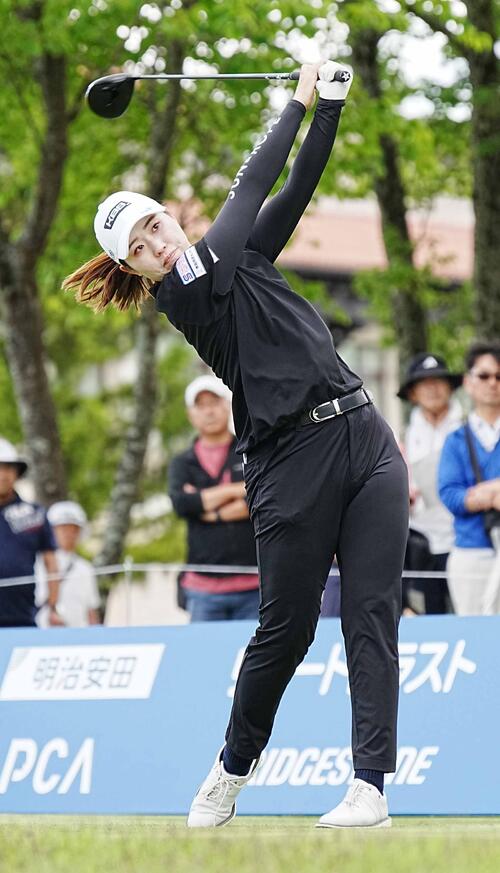 リゾートトラストレディース第2日　1番、ティーショットを放つ植竹希望（撮影・小沢裕）＝2026年5月29日