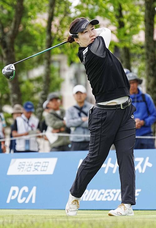 リゾートトラストレディース第2日　1番、ティーショットを放つ石川明日香（撮影・小沢裕）＝2026年5月29日