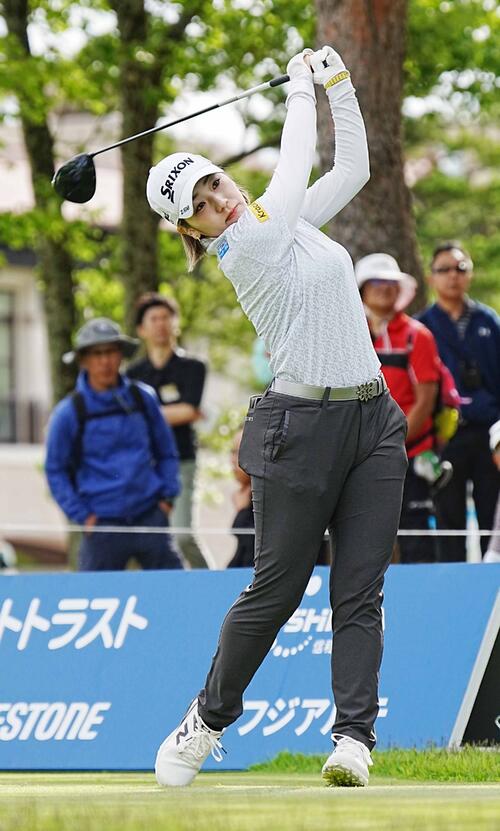 リゾートトラストレディース第2日　1番、ティーショットを放つ安田彩乃（撮影・小沢裕）＝2026年5月29日