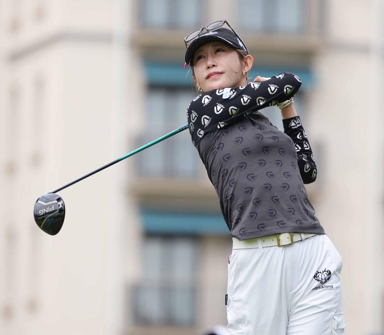リゾートトラストレディス第1日　1番、ティーショットを放つ金田久美子（2026年5月28日撮影・小沢裕）