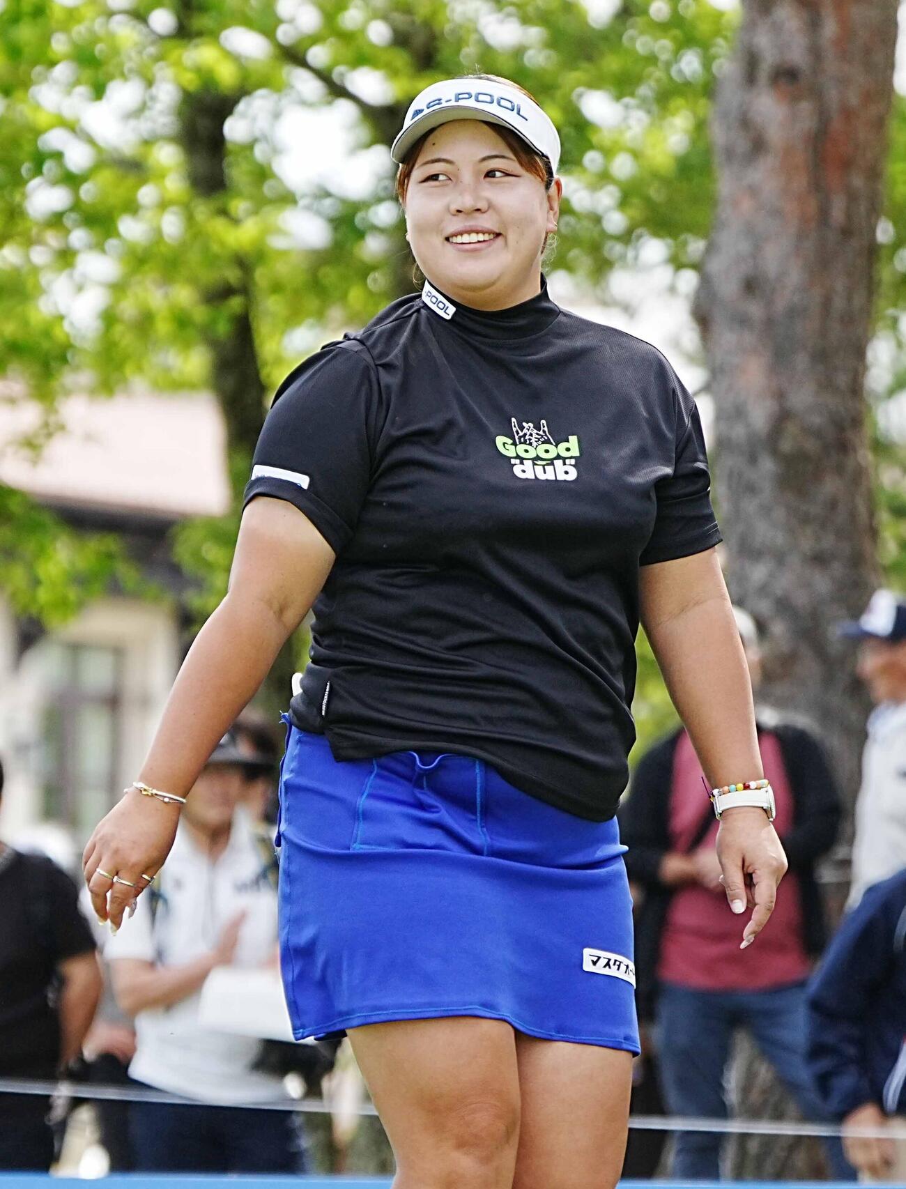 リゾートトラストレディース第2日　1番、ティーショットを終え笑顔で移動するささきしょうこ（撮影・小沢裕）