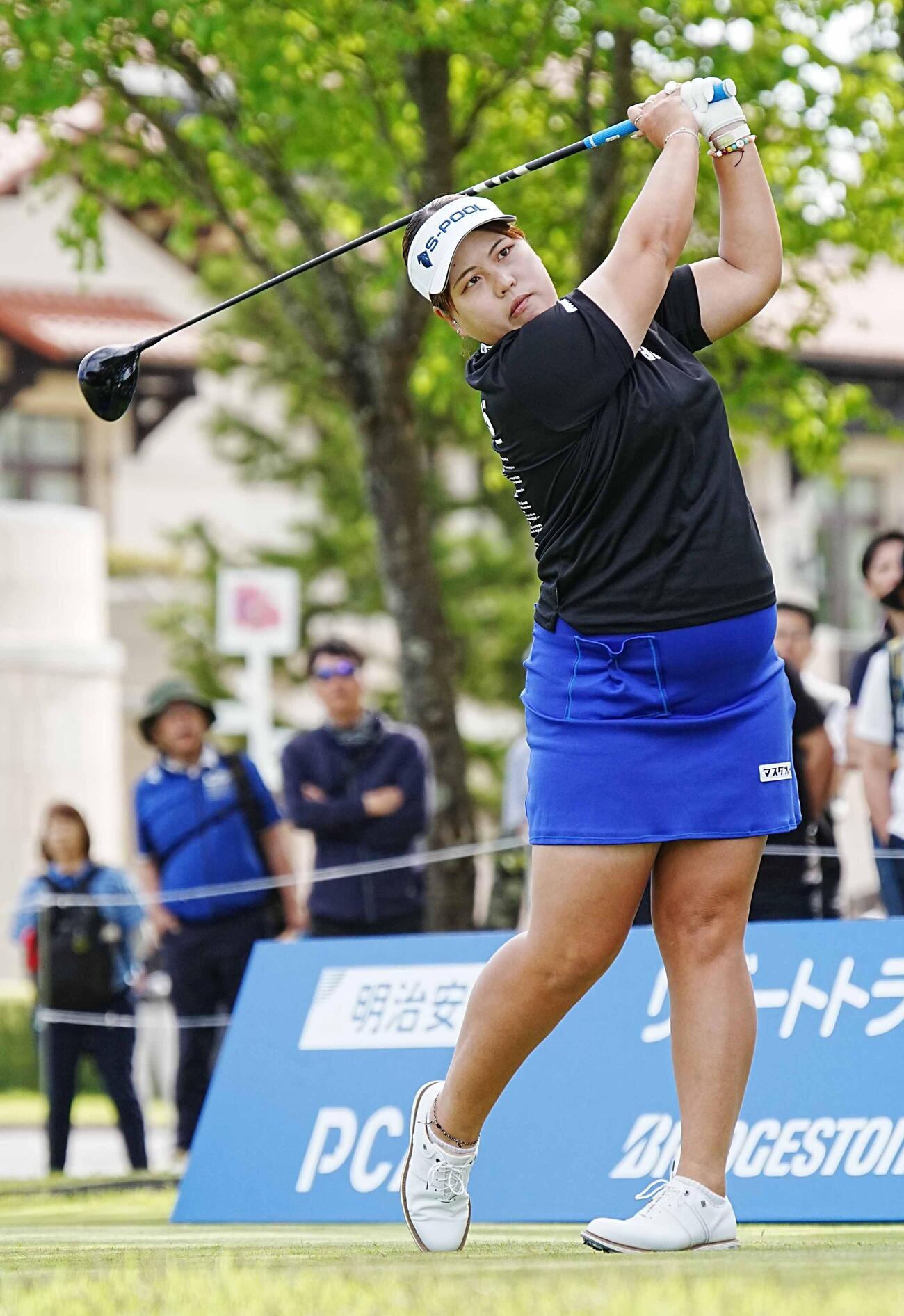 リゾートトラストレディース第2日　1番、ティーショットを放つささきしょうこ（撮影・小沢裕）