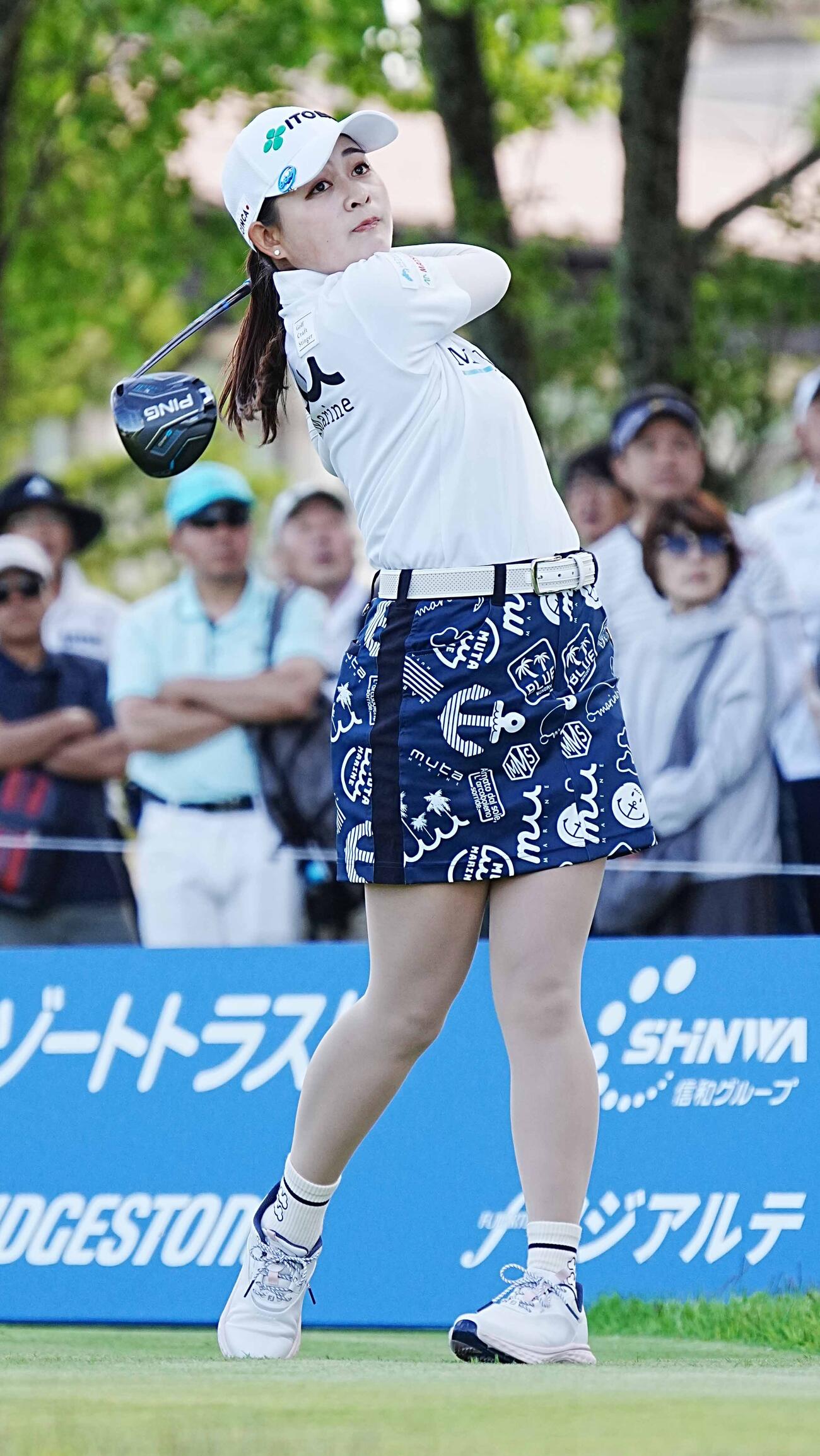 リゾートトラストレディース第2日　1番、ティーショットを放つ神谷桃歌（撮影・小沢裕）