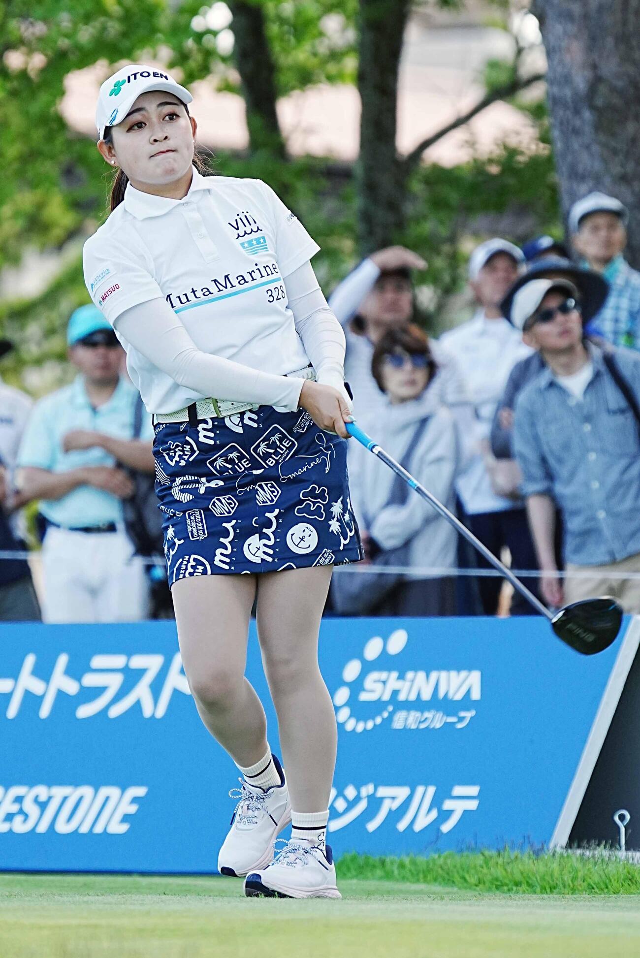 リゾートトラストレディース第2日　1番、ティーショットの打球を見つめる神谷桃歌（撮影・小沢裕）