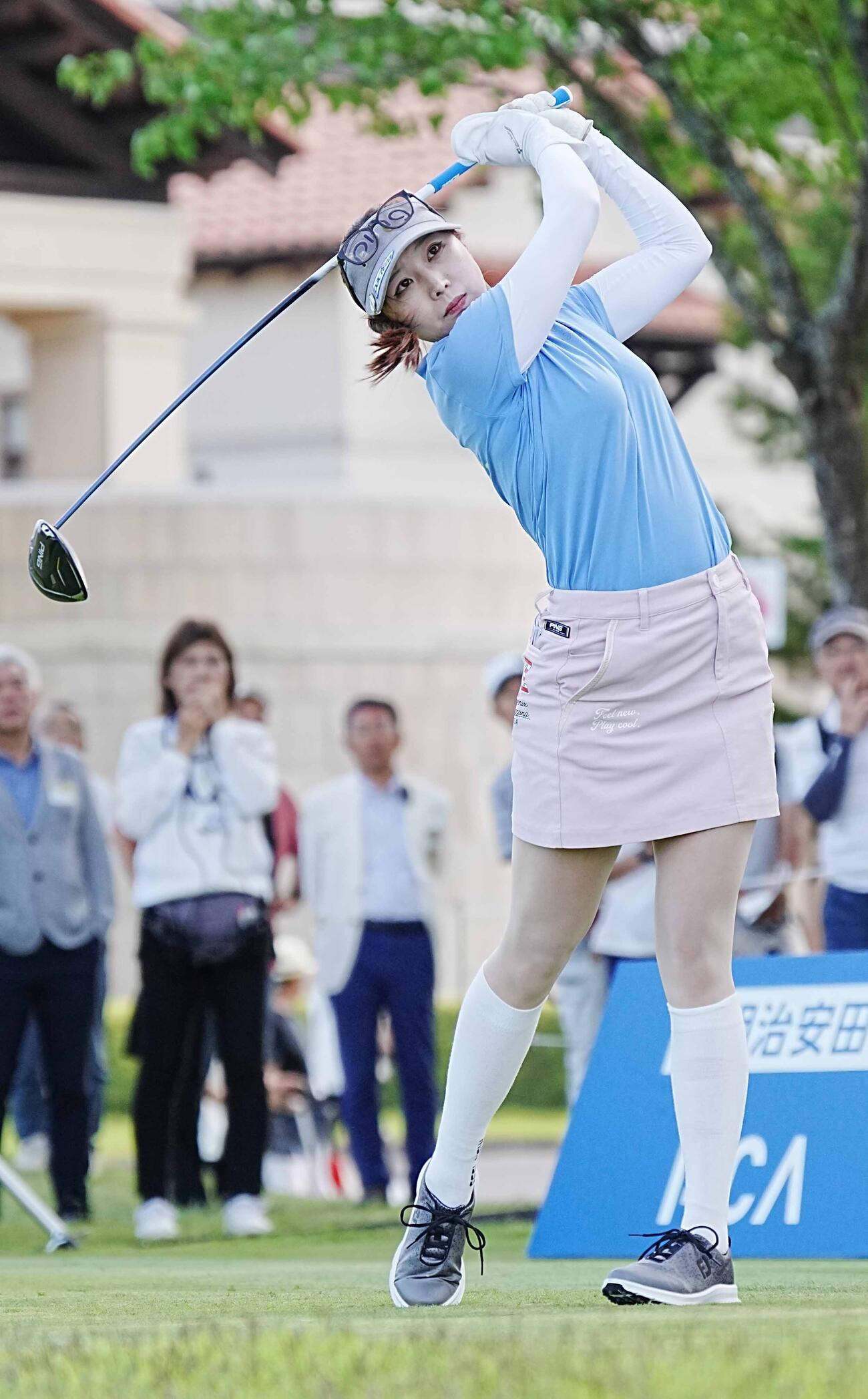 リゾートトラストレディース第2日　1番、ティーショットを放つ常文恵（撮影・小沢裕）