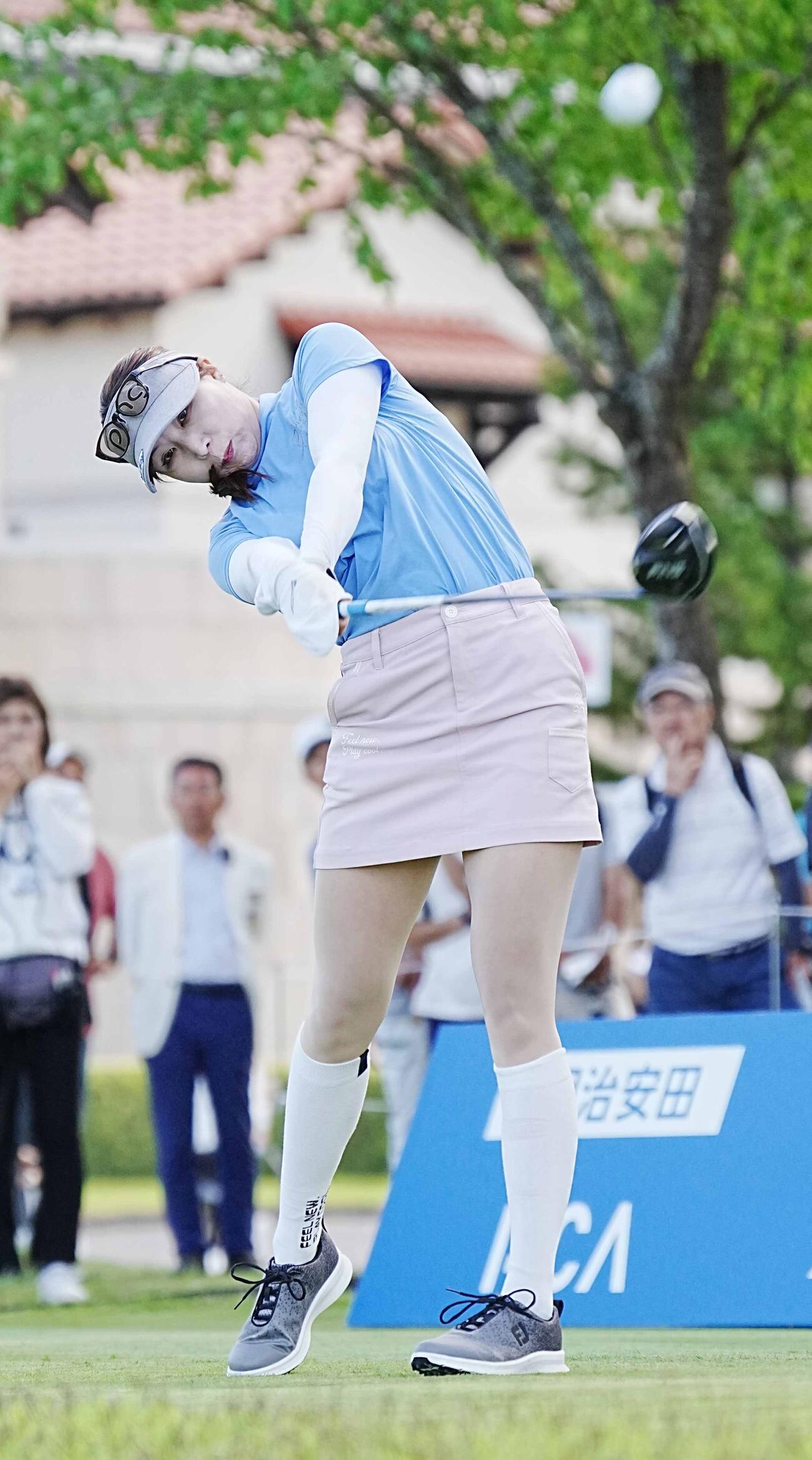 リゾートトラストレディース第2日　1番、ティーショットを放つ常文恵（撮影・小沢裕）