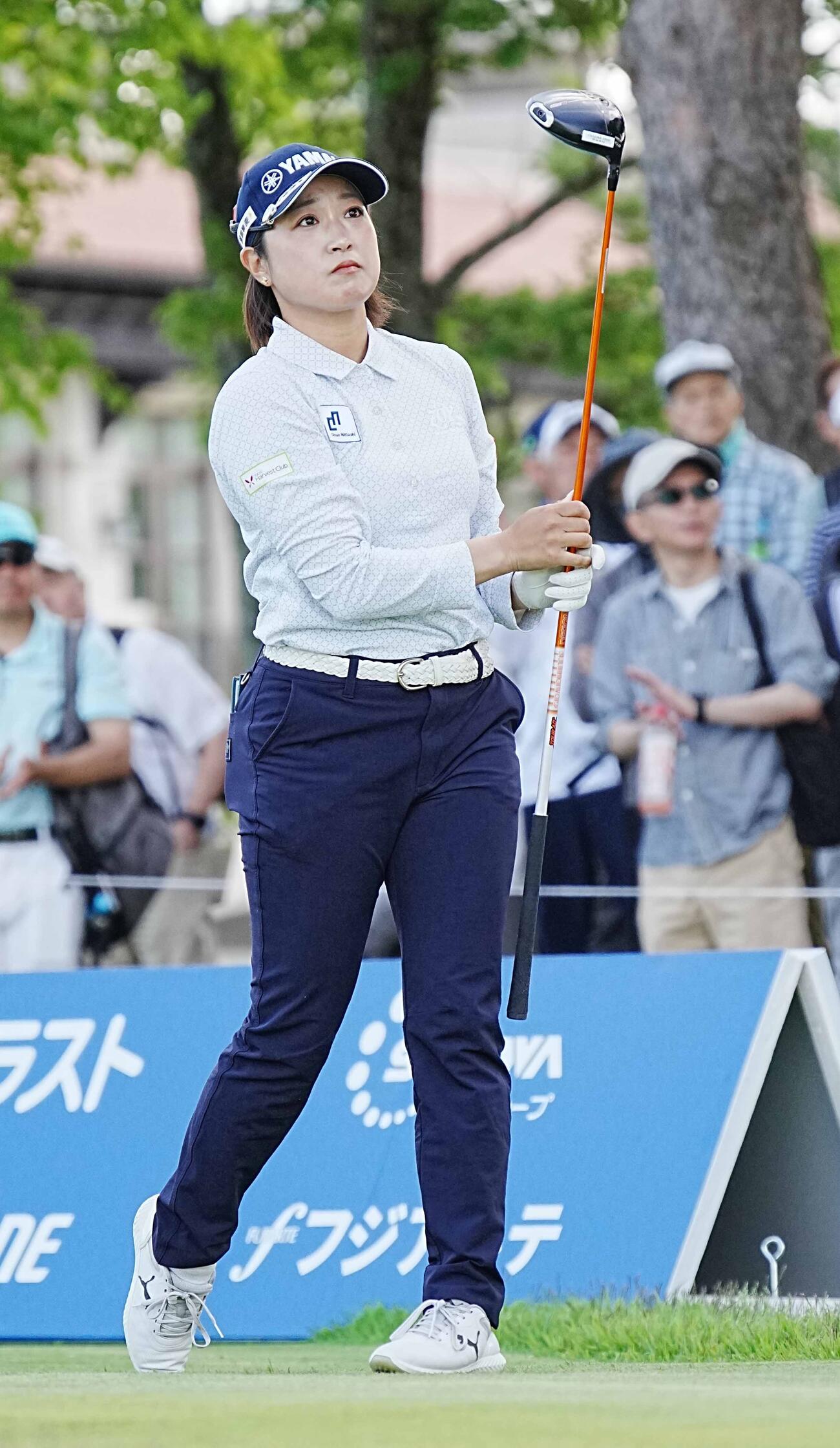 リゾートトラストレディース第2日　1番、ティーショットの打球を見つめる髙木優奈（撮影・小沢裕）