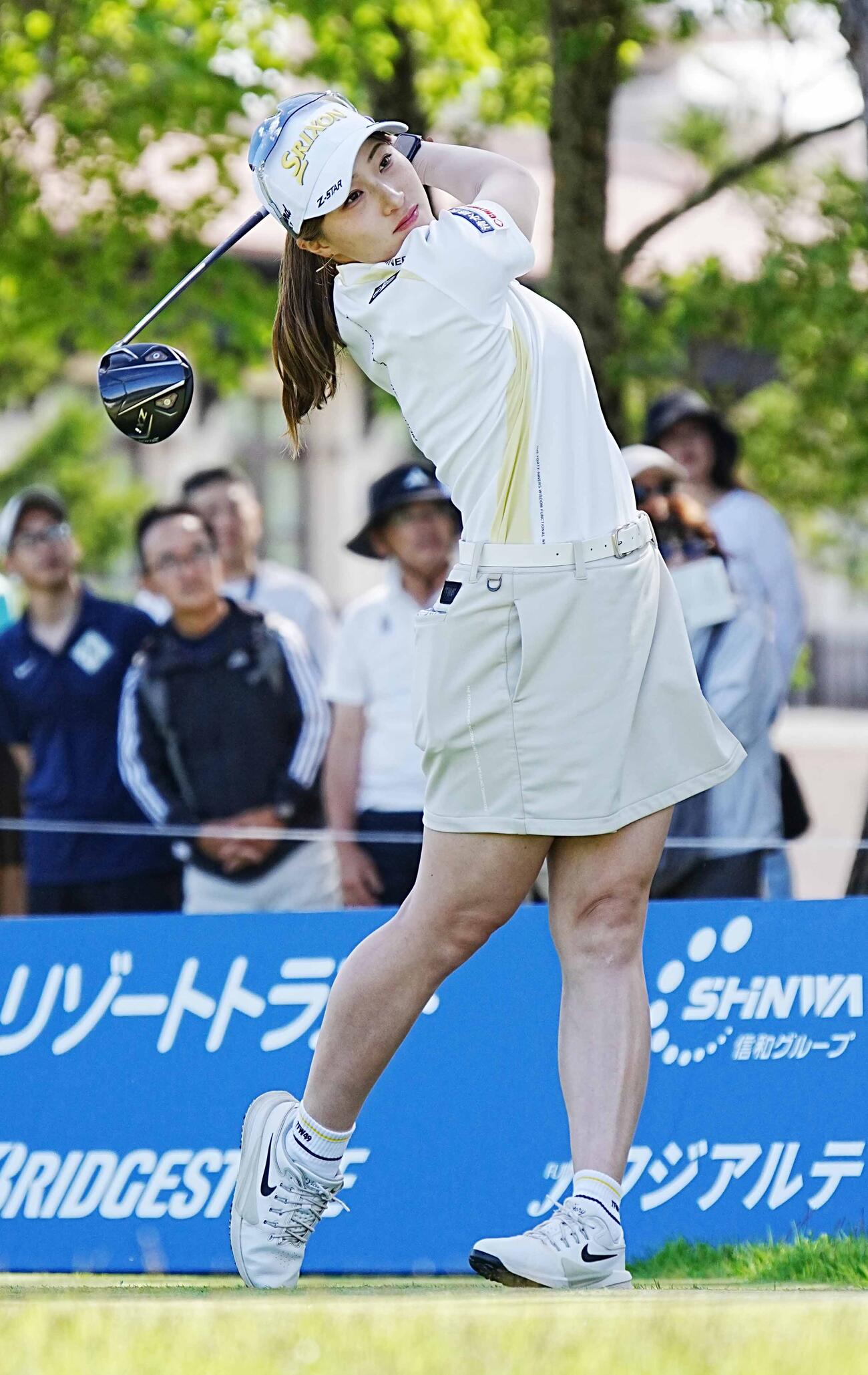 リゾートトラストレディース第2日　1番、ティーショットを放つ渋沢莉絵留（撮影・小沢裕）