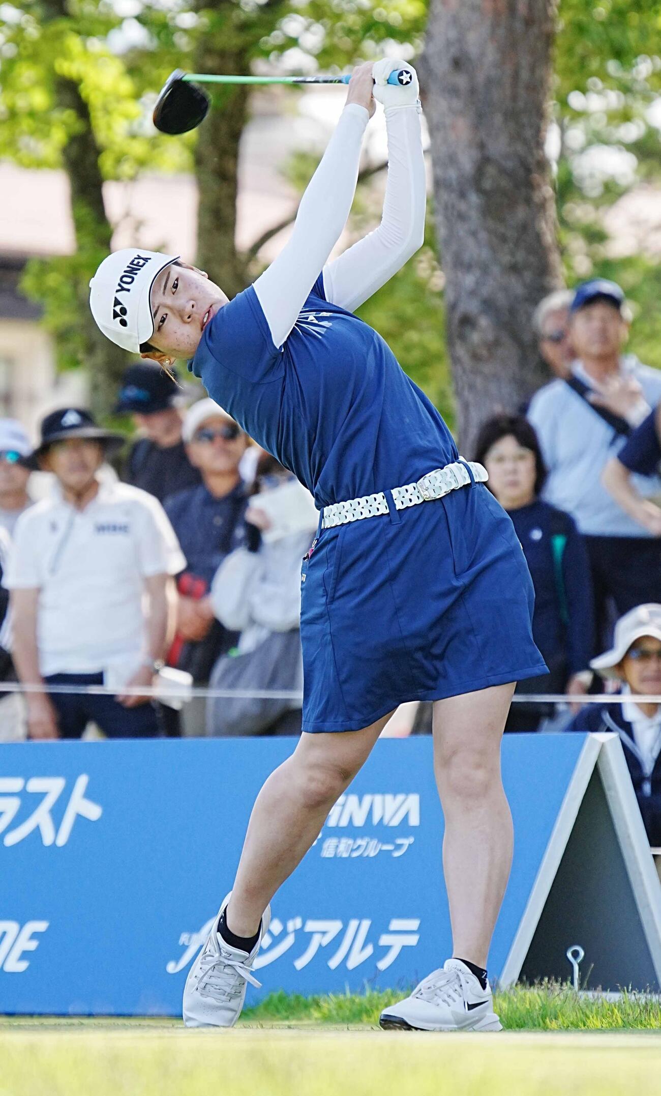 リゾートトラストレディース第2日　1番、ティーショットを放つ山下心暖（撮影・小沢裕）