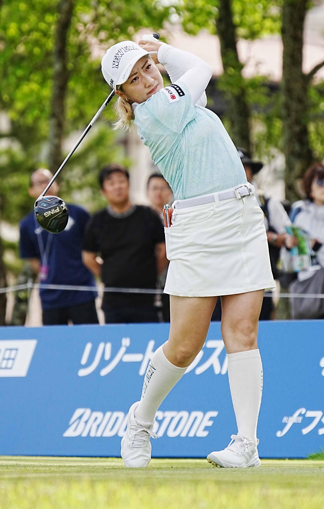 リゾートトラストレディース第2日　1番、ティーショットを放つ高橋しずく（撮影・小沢裕）