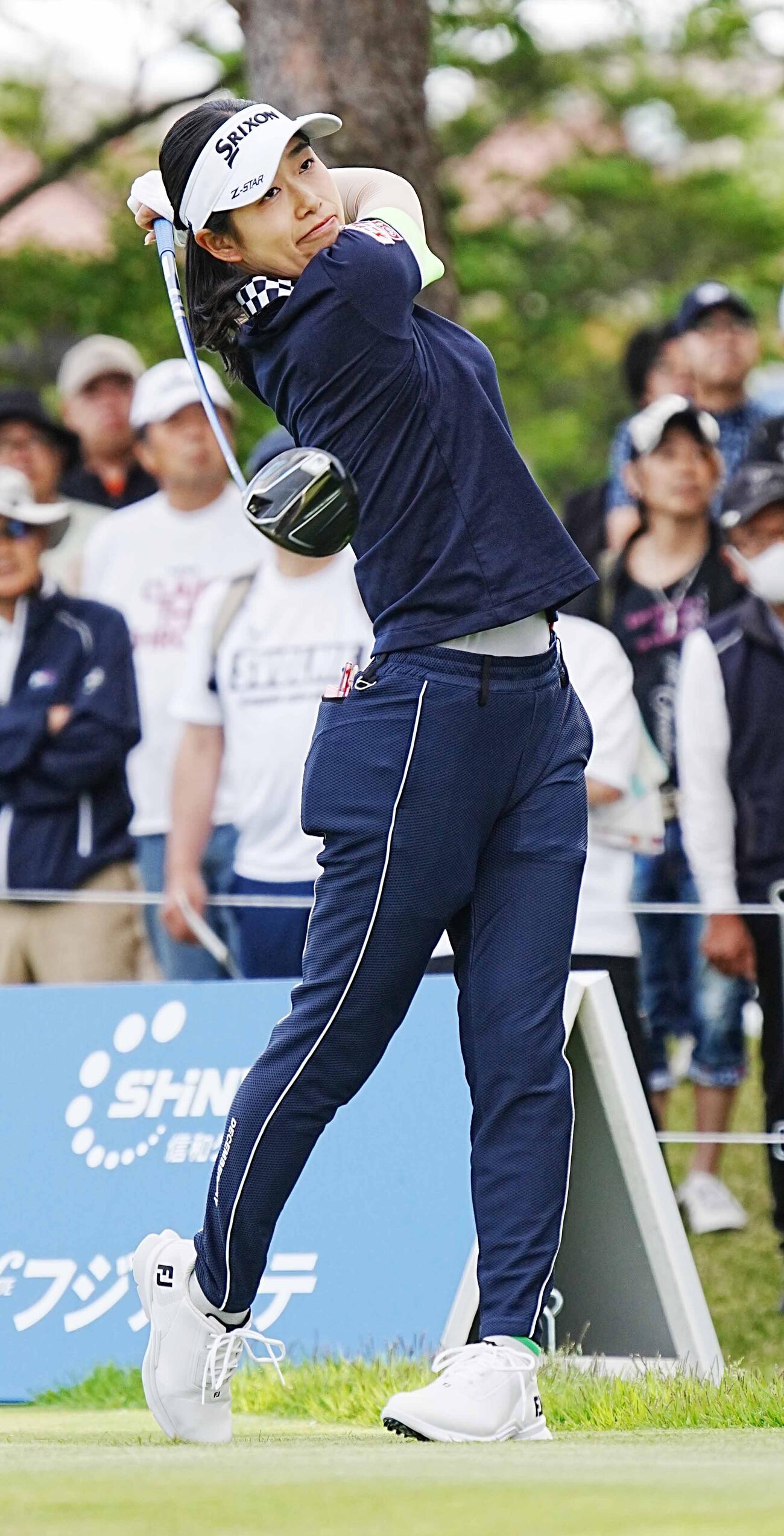 リゾートトラストレディース第2日　1番、ティーショットを放つ吉本ここね（撮影・小沢裕）