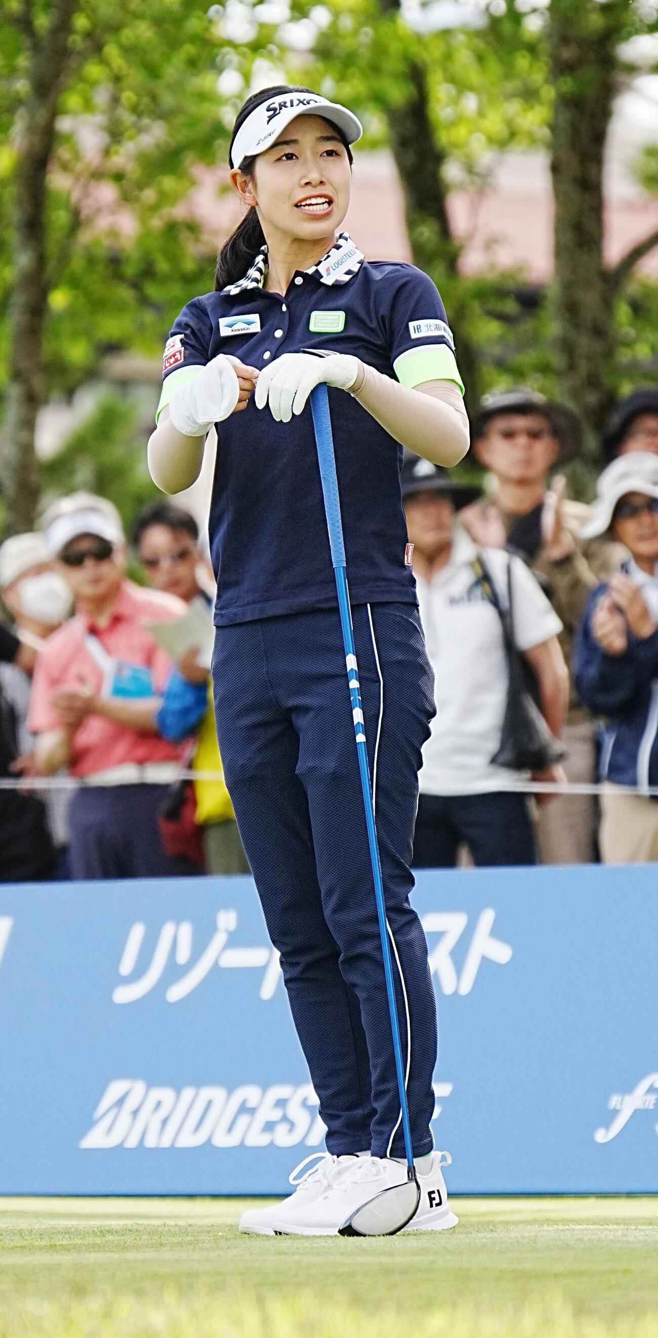 リゾートトラストレディース第2日　1番、ティーショットの打球を見つめる吉本ここね（撮影・小沢裕）
