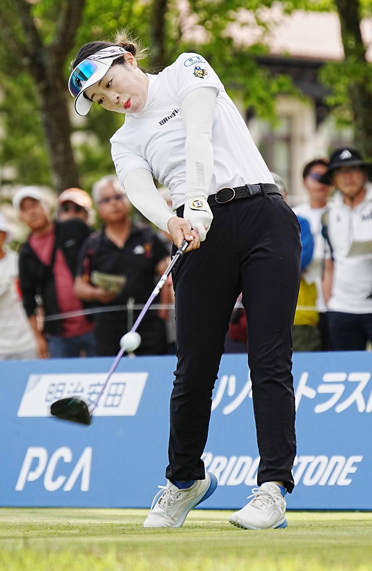 リゾートトラストレディース第2日　1番、ティーショットを放つ鳴川愛里（撮影・小沢裕）
