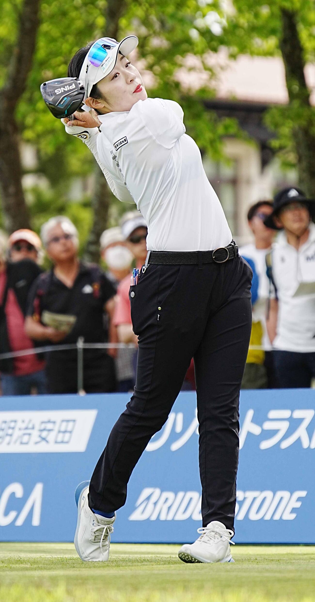 リゾートトラストレディース第2日　1番、ティーショットを放つ鳴川愛里（撮影・小沢裕）