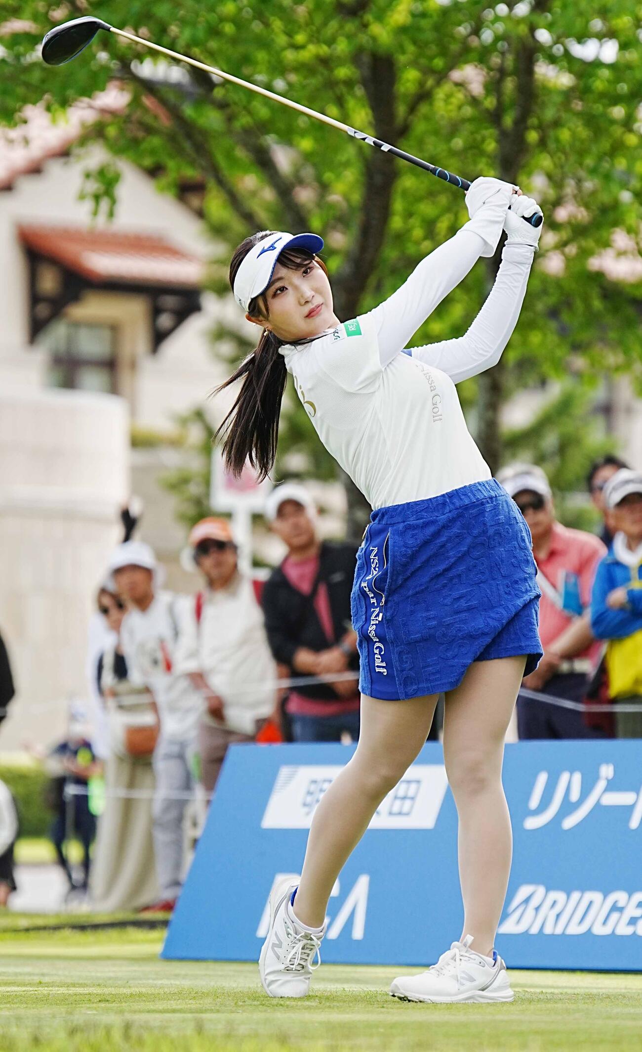 リゾートトラストレディース第2日　1番、ティーショットを放つ松山りな（撮影・小沢裕）