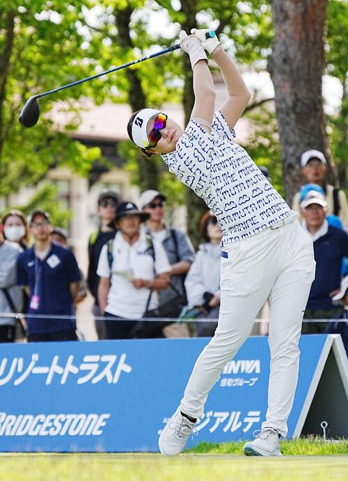 リゾートトラストレディース第2日　1番、ティーショットを放つ福山恵梨（撮影・小沢裕）