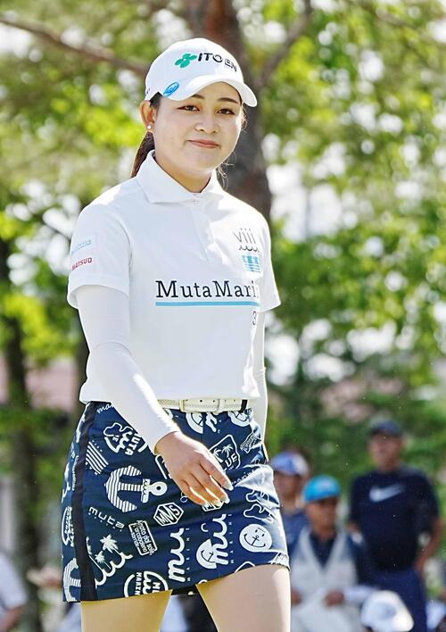 リゾートトラストレディース第2日　1番、ティーショットを終え笑顔で移動する神谷桃歌（撮影・小沢裕）