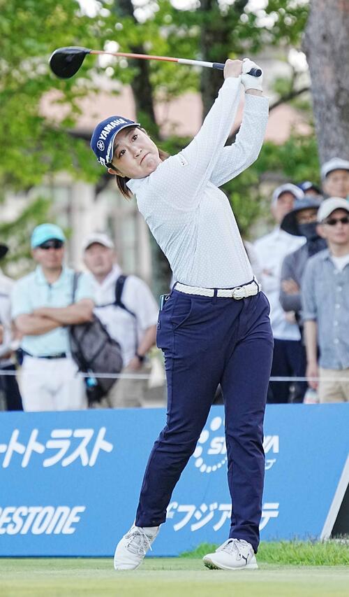 リゾートトラストレディース第2日　1番、ティーショットを放つ髙木優奈（撮影・小沢裕）