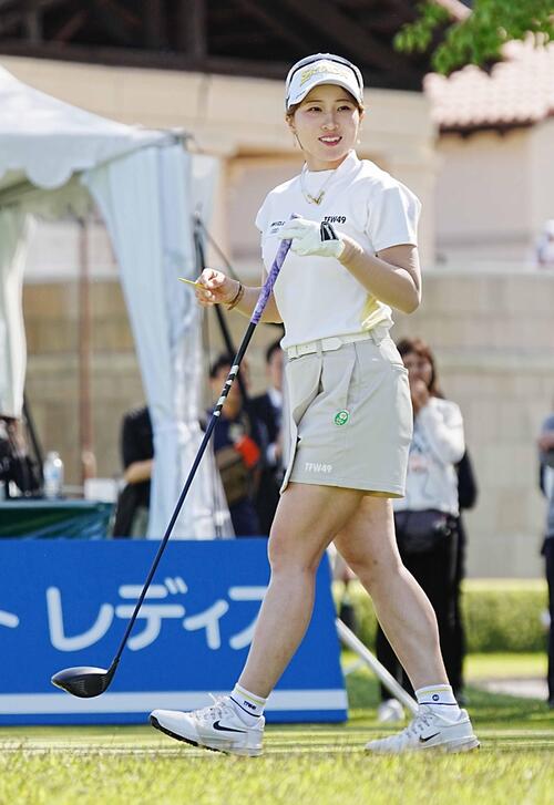 リゾートトラストレディース第2日　1番、ティーショットの打球を見つめる渋沢莉絵留（撮影・小沢裕）