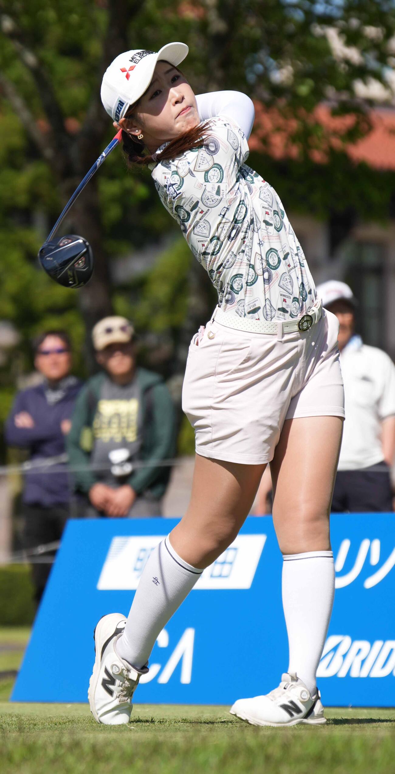 リゾートトラストレディース第2日　1番、ティーショットを放つ吉沢柚月（撮影・小沢裕）