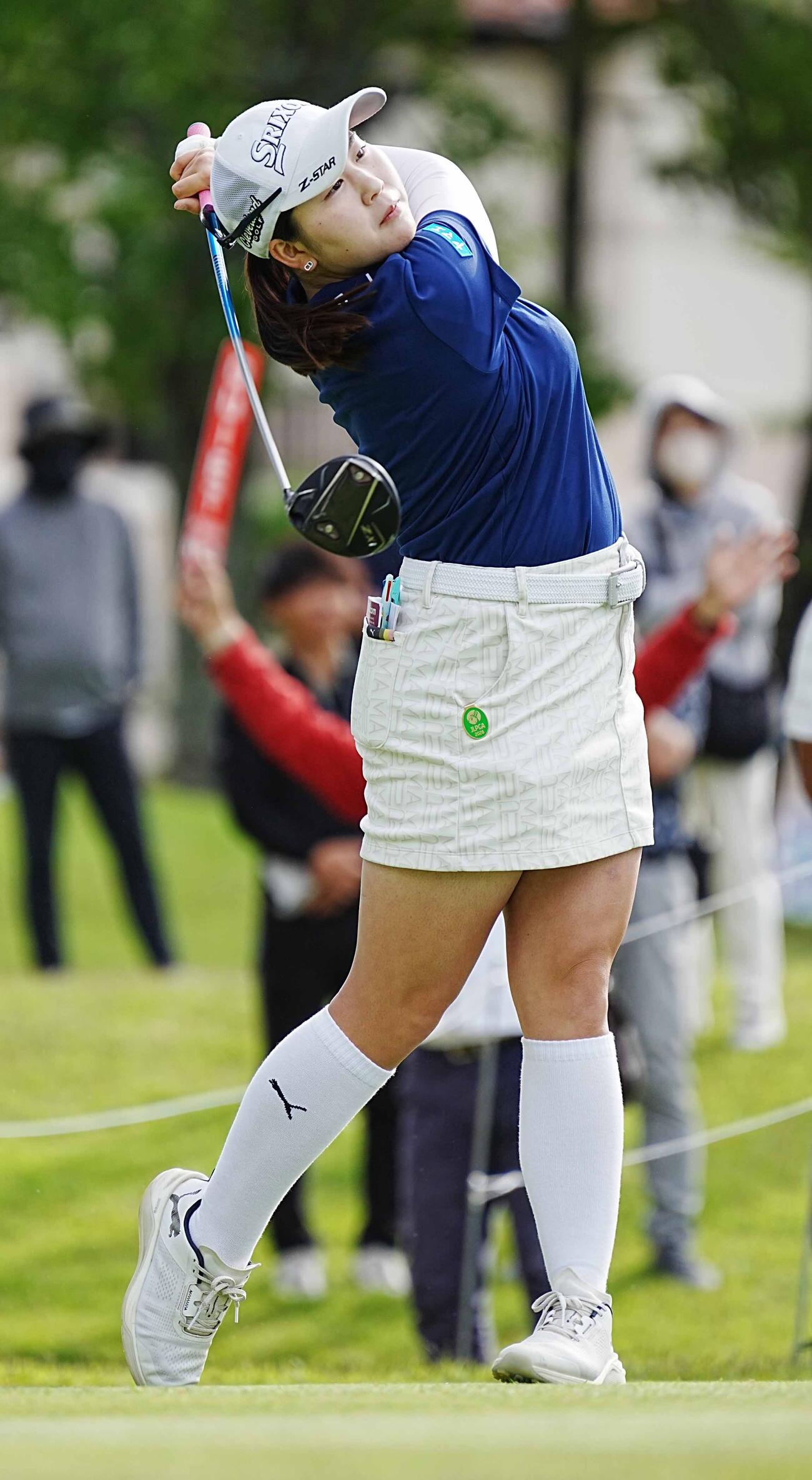 リゾートトラストレディース第2日　10番、ティーショットを放つ藤本愛菜（撮影・小沢裕）