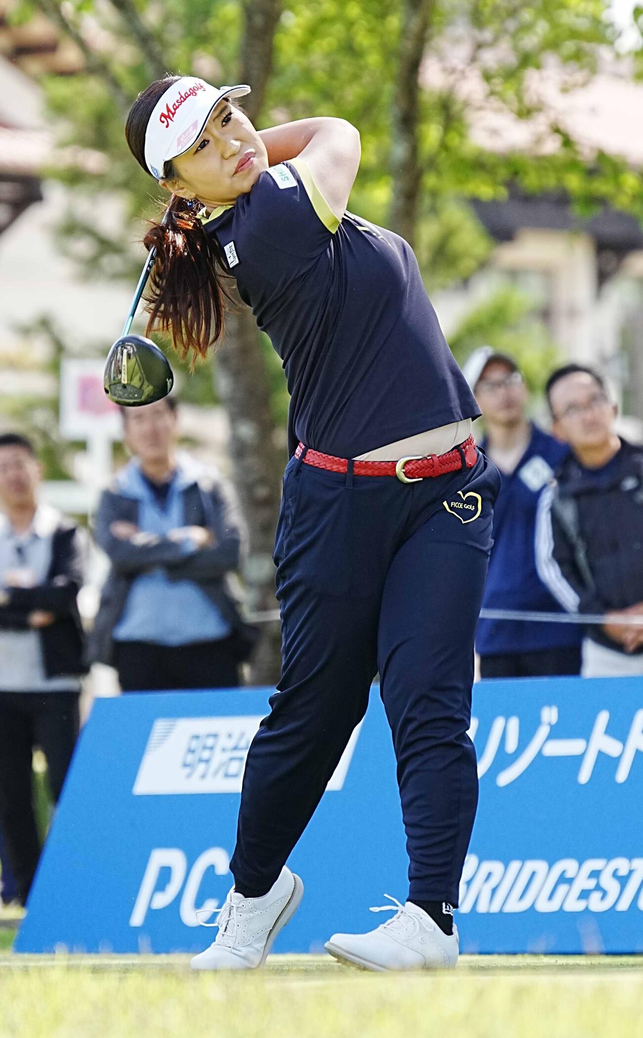 リゾートトラストレディース第2日　1番、ティーショットを放つ鬼頭さくら（撮影・小沢裕）