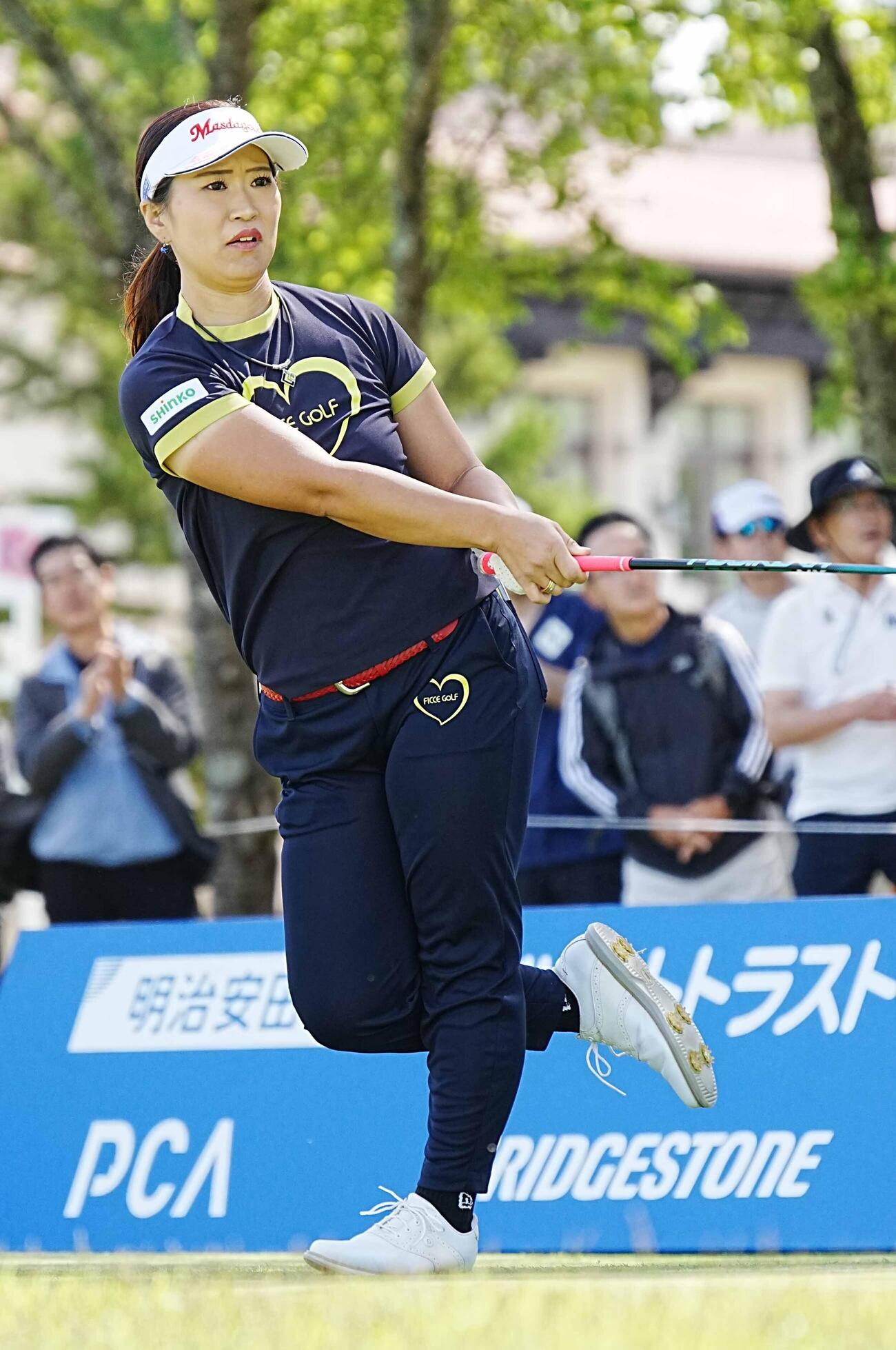 リゾートトラストレディース第2日　1番、ティーショットの打球を見つめる鬼頭さくら（撮影・小沢裕）