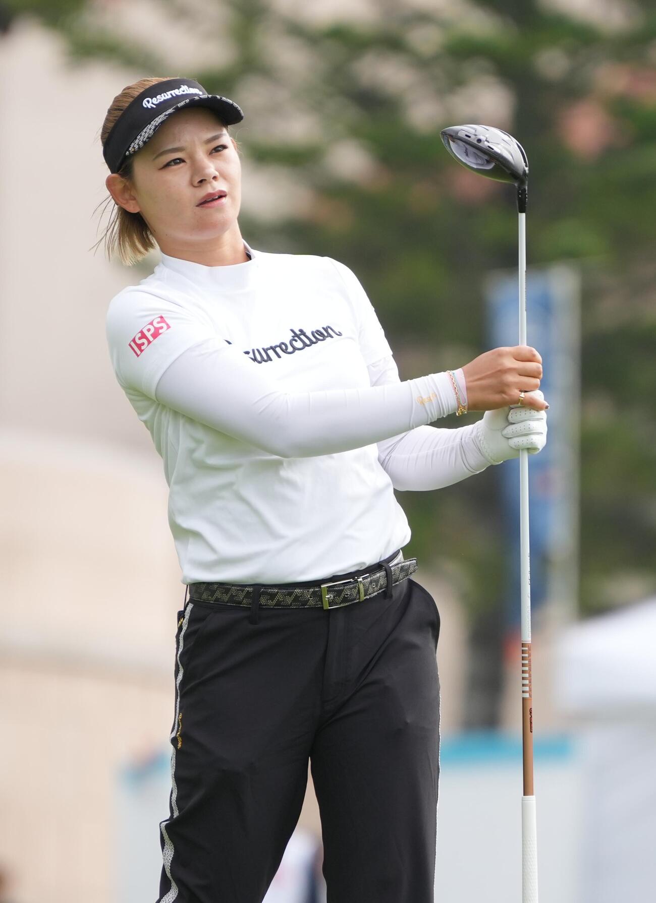 リゾートトラストレディス第1日　10番、ティーショットの打球を見つめる森井あやめ（撮影・小沢裕）