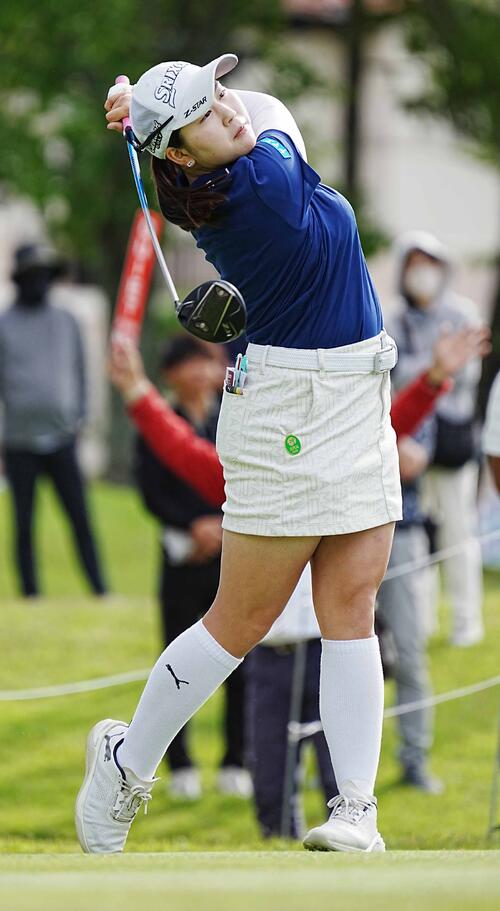 リゾートトラストレディース第2日 10番、ティーショットを放つ藤本愛菜(撮影・小沢裕)